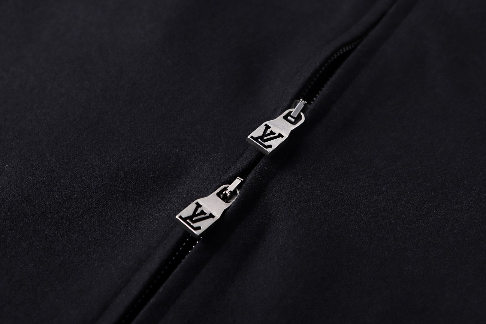 LOUIS VUITTON 路易威登 铁标束腰拉链连帽卫衣 外套 长袖 黑色 B0