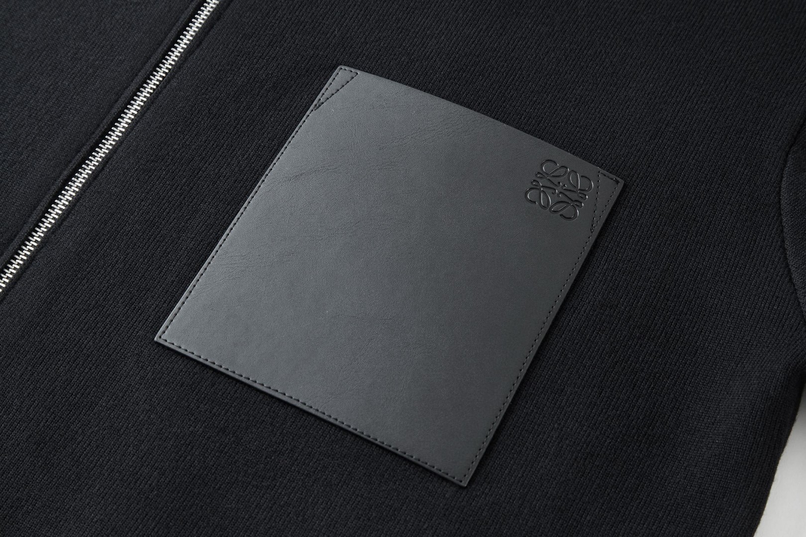 LOEWE 罗意威 皮标口袋针织拉链帽衫 卫衣 外套 长袖 黑色 B0 H526Y16KAS-1100