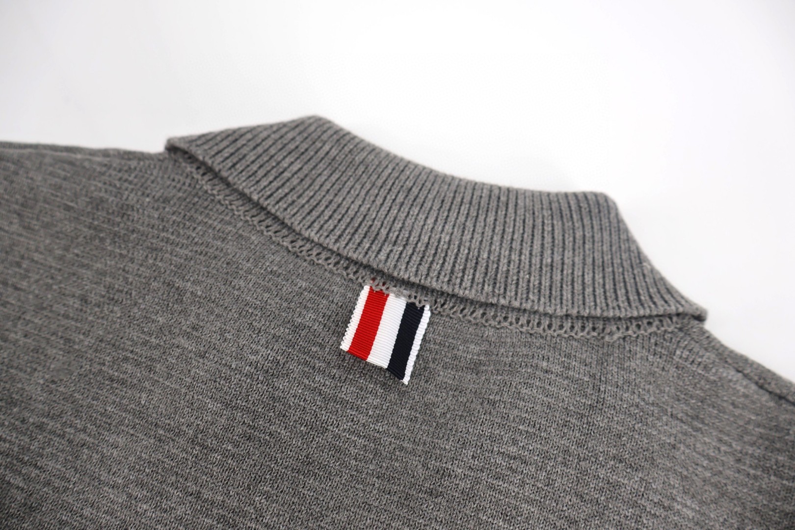 THOM BROWNE 四条杠织带羊毛针织拉链开衫 毛衣 外套 长袖 深蓝色 灰色 B0 MKJ071A-Y1002-025