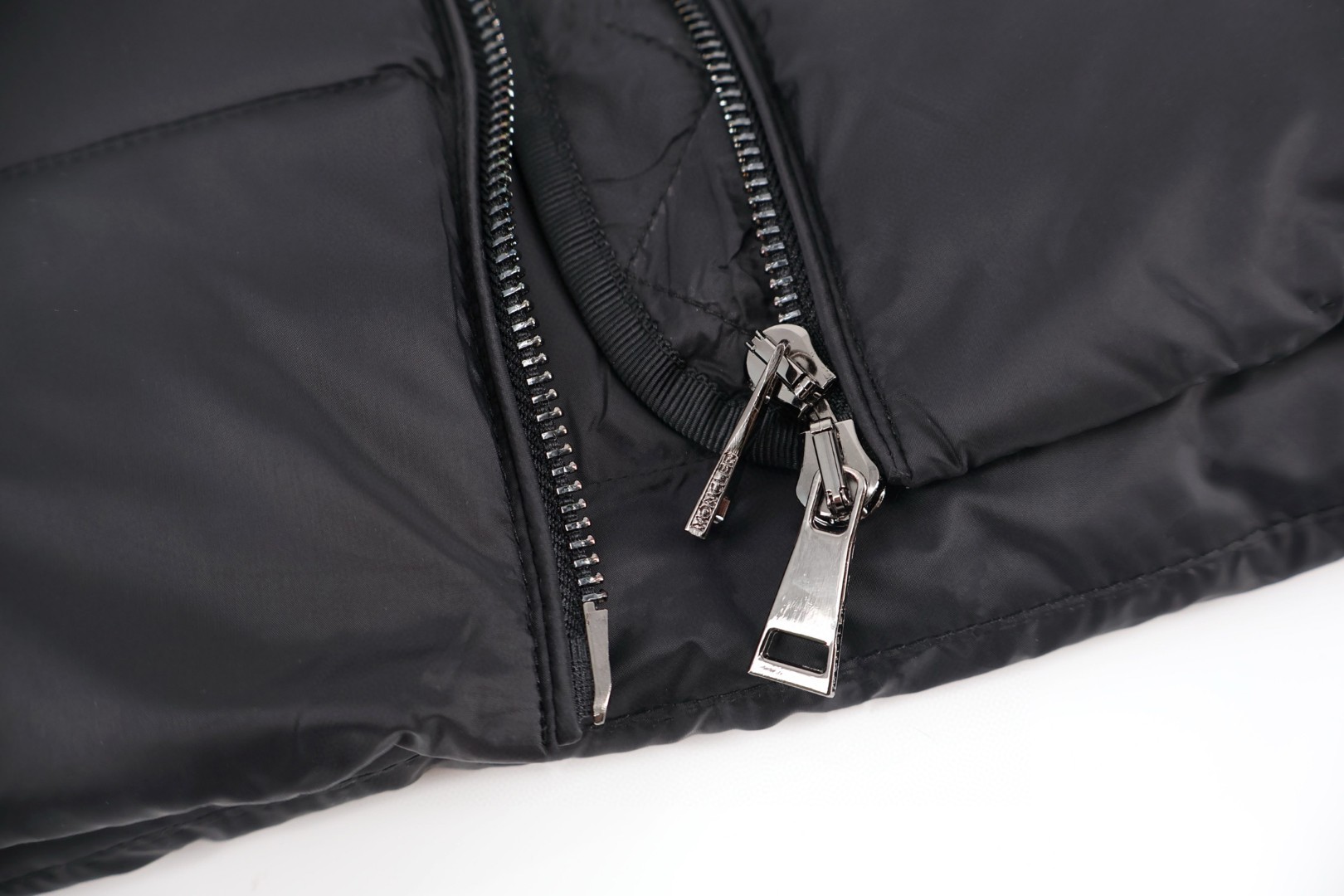 Moncler 蒙口 Boed系列 狐狸毛领收腰羽绒服 夹克 保暖 外套 女款 白色 黑色 E2 K20931A00099595FE03M