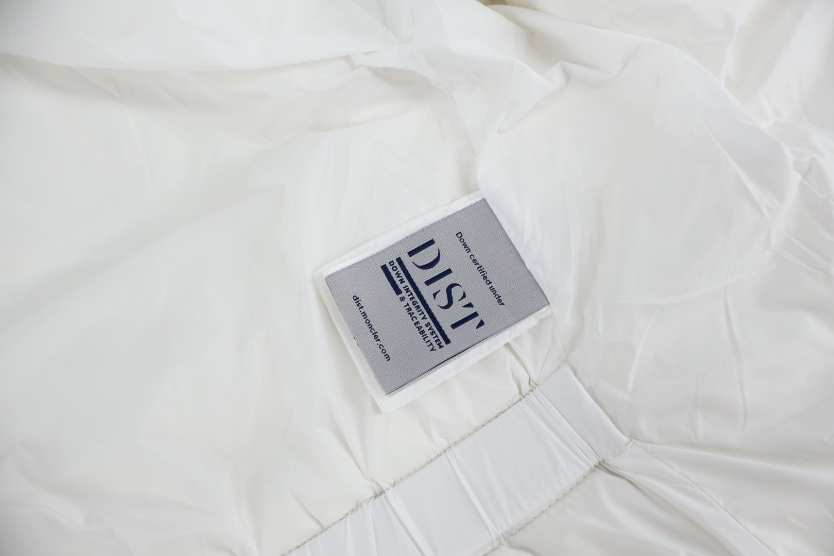 Moncler 蒙口 Boed系列 狐狸毛领收腰羽绒服 夹克 保暖 外套 女款 白色 黑色 E2 K20931A00099595FE03M