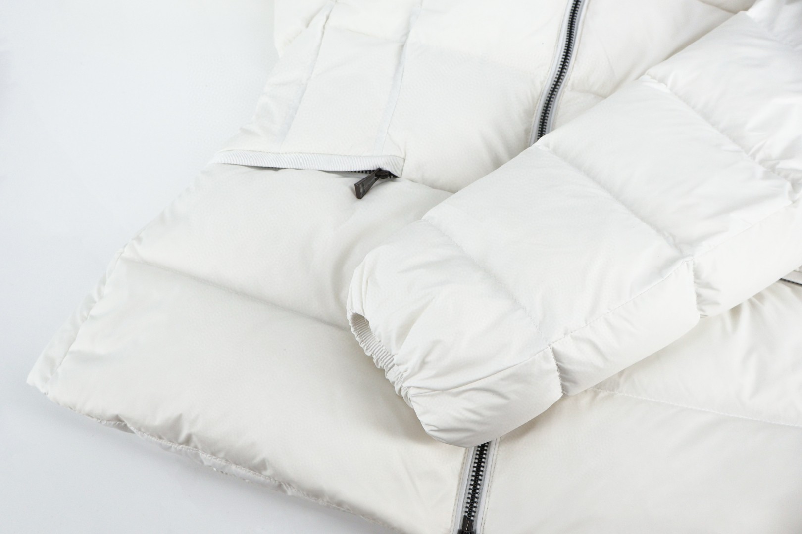 Moncler 蒙口 Boed系列 狐狸毛领收腰羽绒服 夹克 保暖 外套 女款 白色 黑色 E2 K20931A00099595FE03M