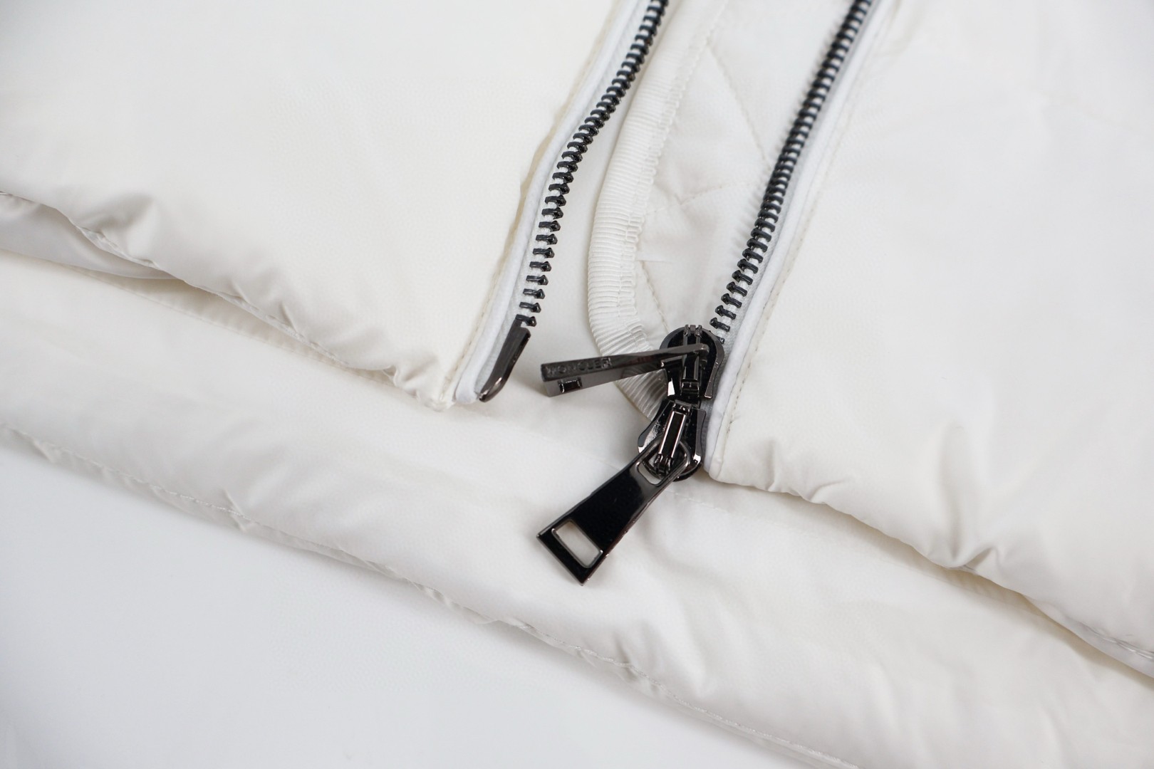 Moncler 蒙口 Boed系列 狐狸毛领收腰羽绒服 夹克 保暖 外套 女款 白色 黑色 E2 K20931A00099595FE03M