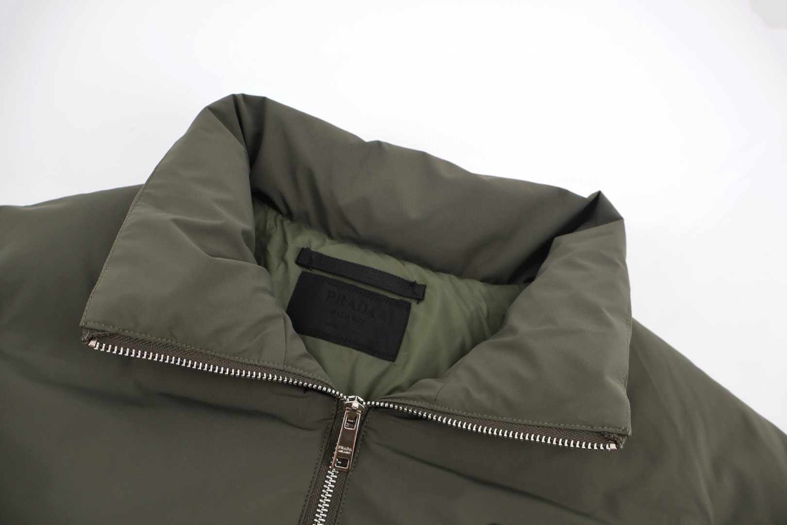 PRADA 普拉达 三角标立领羽绒服 夹克 外套 长袖 保暖 绿色 黑色 D5