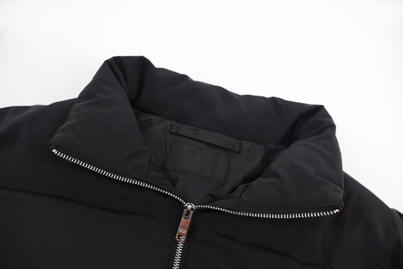 PRADA 普拉达 三角标立领羽绒服 夹克 外套 长袖 保暖 绿色 黑色 D5