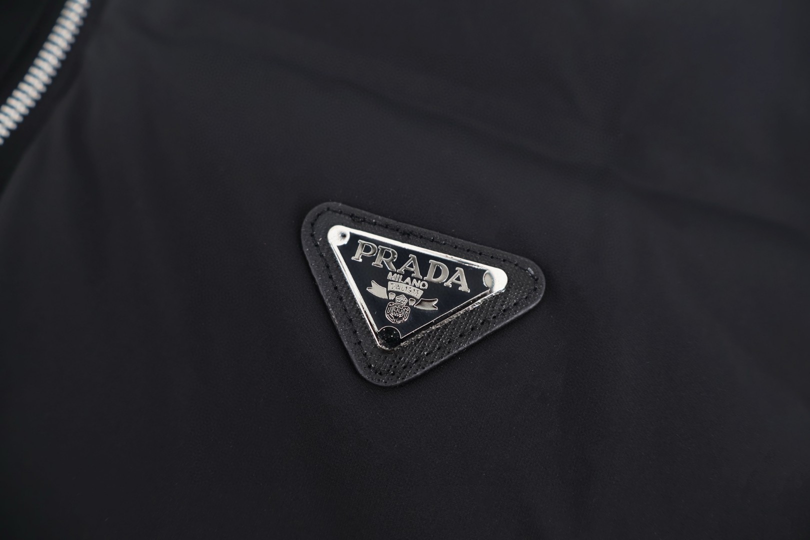 PRADA 普拉达 三角标立领羽绒服 夹克 外套 长袖 保暖 绿色 黑色 D5