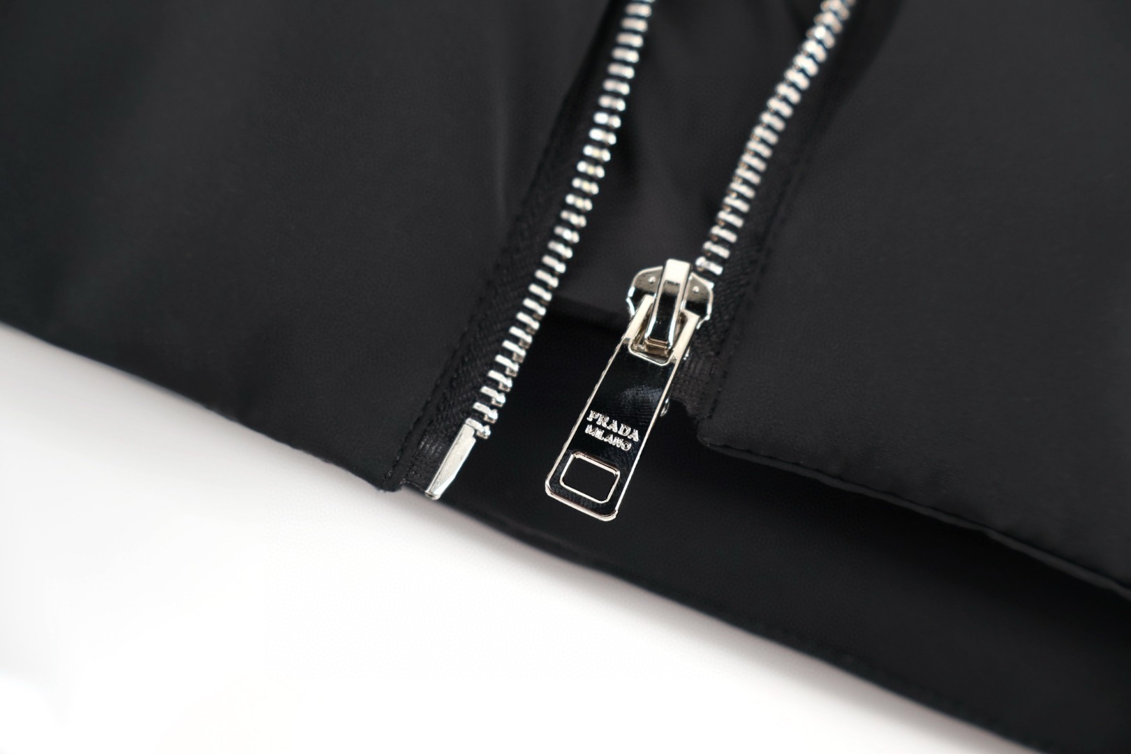 PRADA 普拉达 三角标立领羽绒服 夹克 外套 长袖 保暖 绿色 黑色 D5