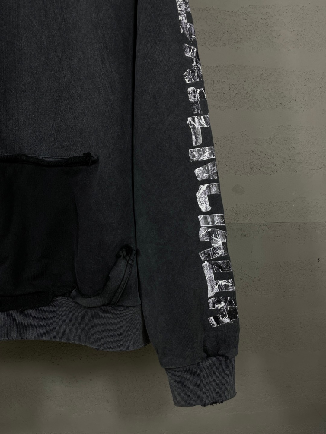 Balenciaga 巴黎世家 美纹纸胶带直喷印花连帽卫衣 外套 长袖 黑色 B0 744441TTVE69374