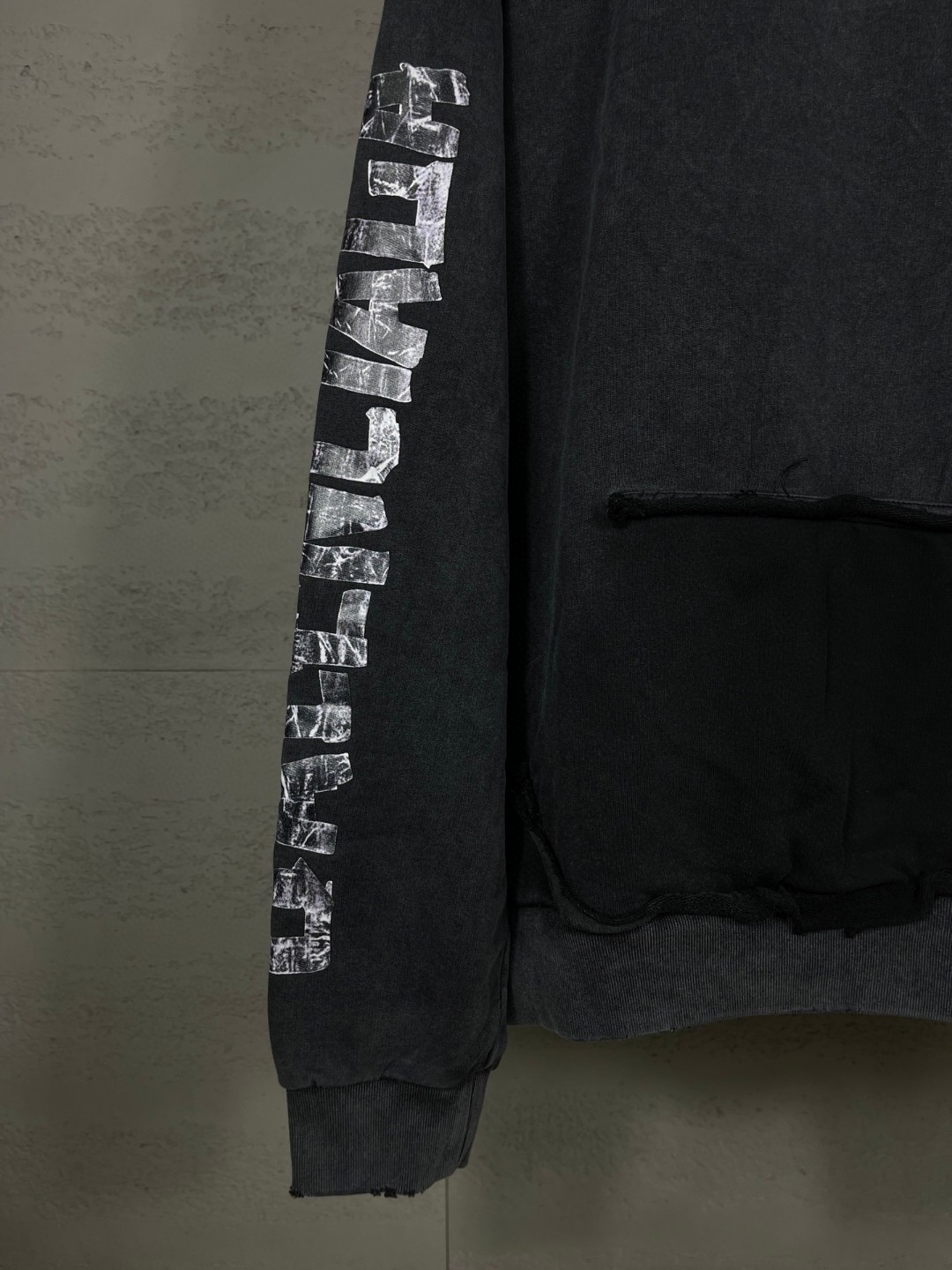 Balenciaga 巴黎世家 美纹纸胶带直喷印花连帽卫衣 外套 长袖 黑色 B0 744441TTVE69374