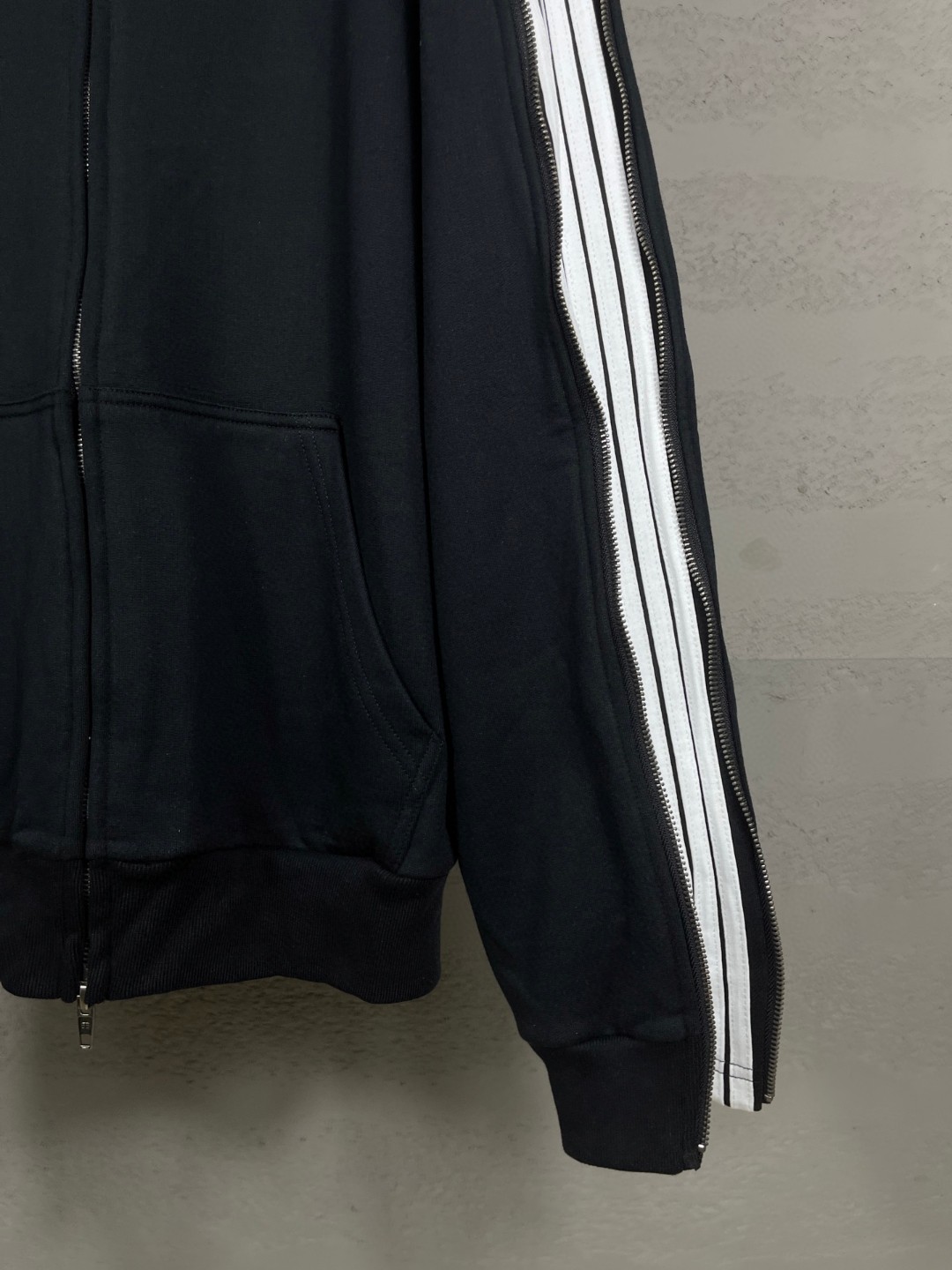 Balenciaga 巴黎世家 肩袖拼色拉链 胸口刺绣logo拉链连帽卫衣 外套 长袖 黑色 B0 