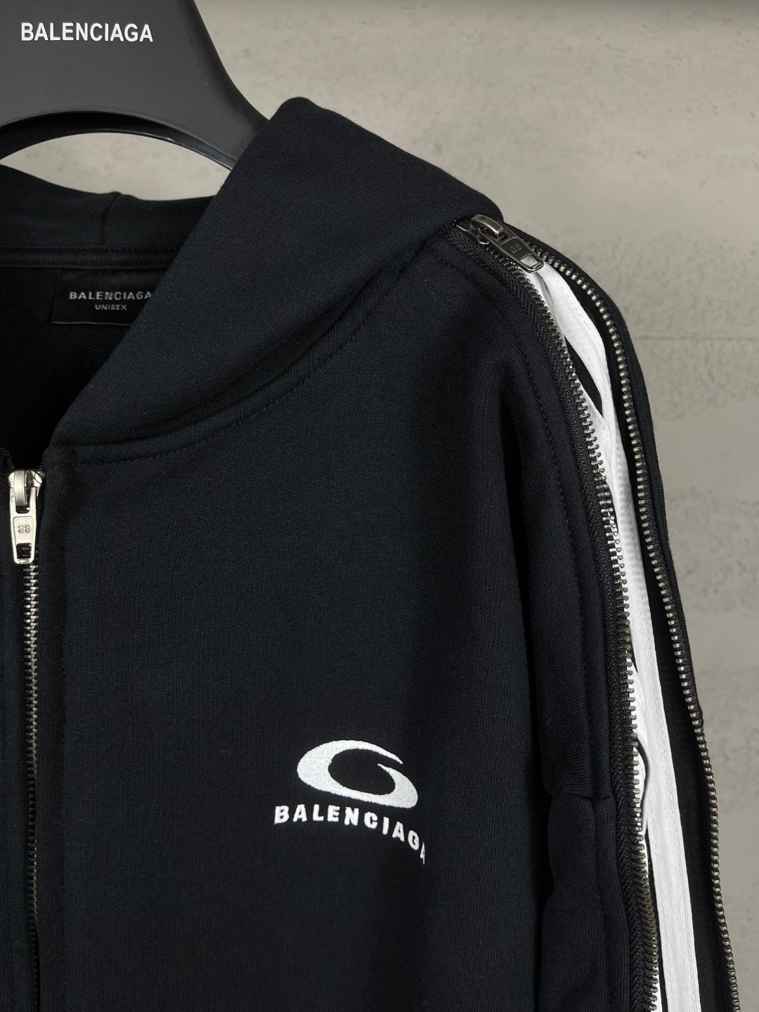 Balenciaga 巴黎世家 肩袖拼色拉链 胸口刺绣logo拉链连帽卫衣 外套 长袖 黑色 B0 