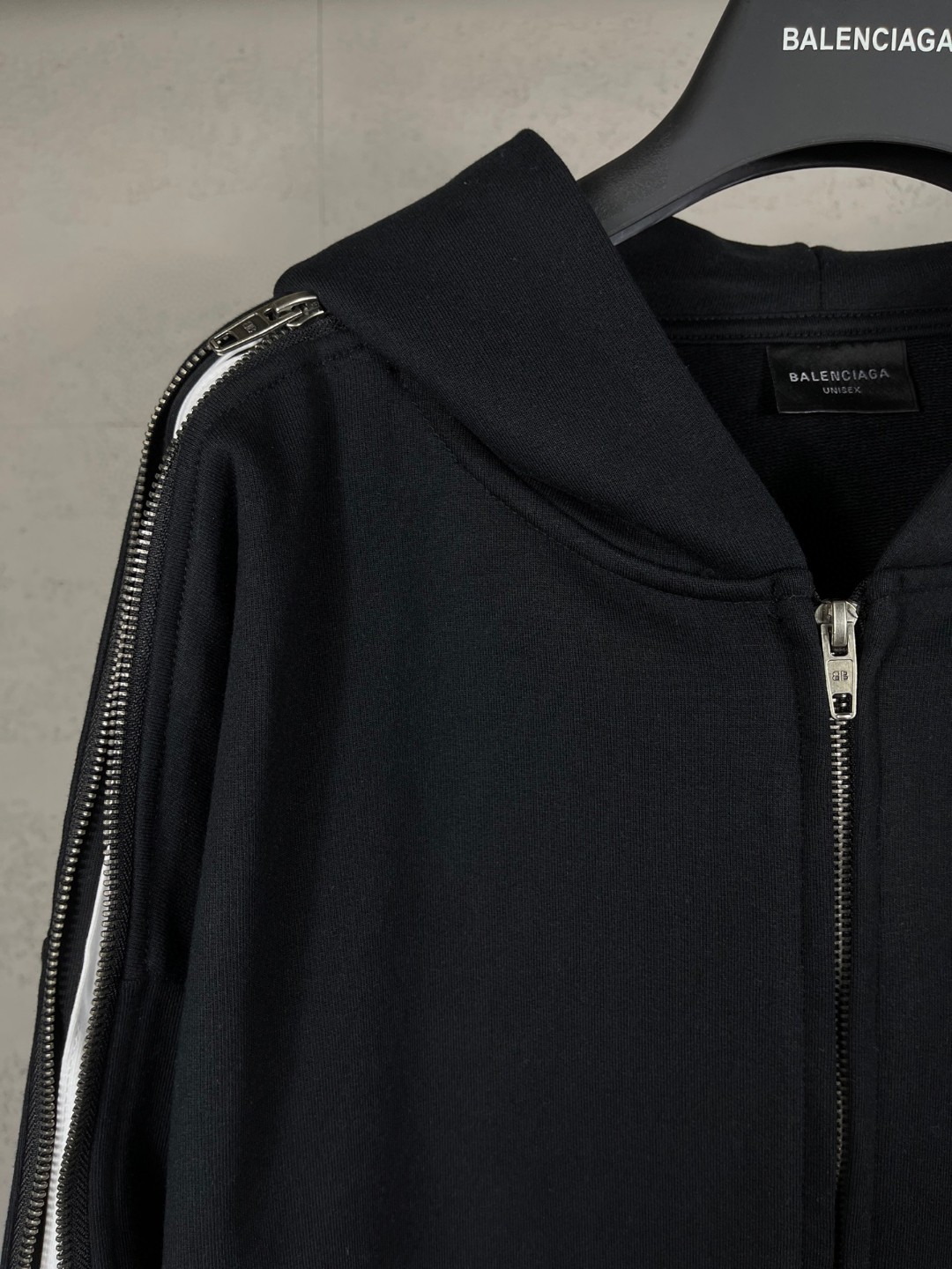 Balenciaga 巴黎世家 肩袖拼色拉链 胸口刺绣logo拉链连帽卫衣 外套 长袖 黑色 B0 