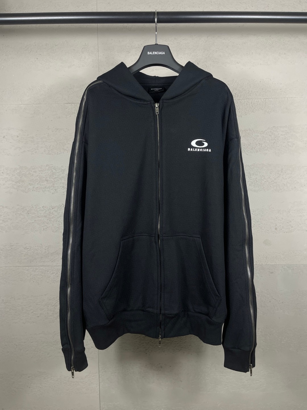 Balenciaga 巴黎世家 肩袖拼色拉链 胸口刺绣logo拉链连帽卫衣 外套 长袖 黑色 B0 