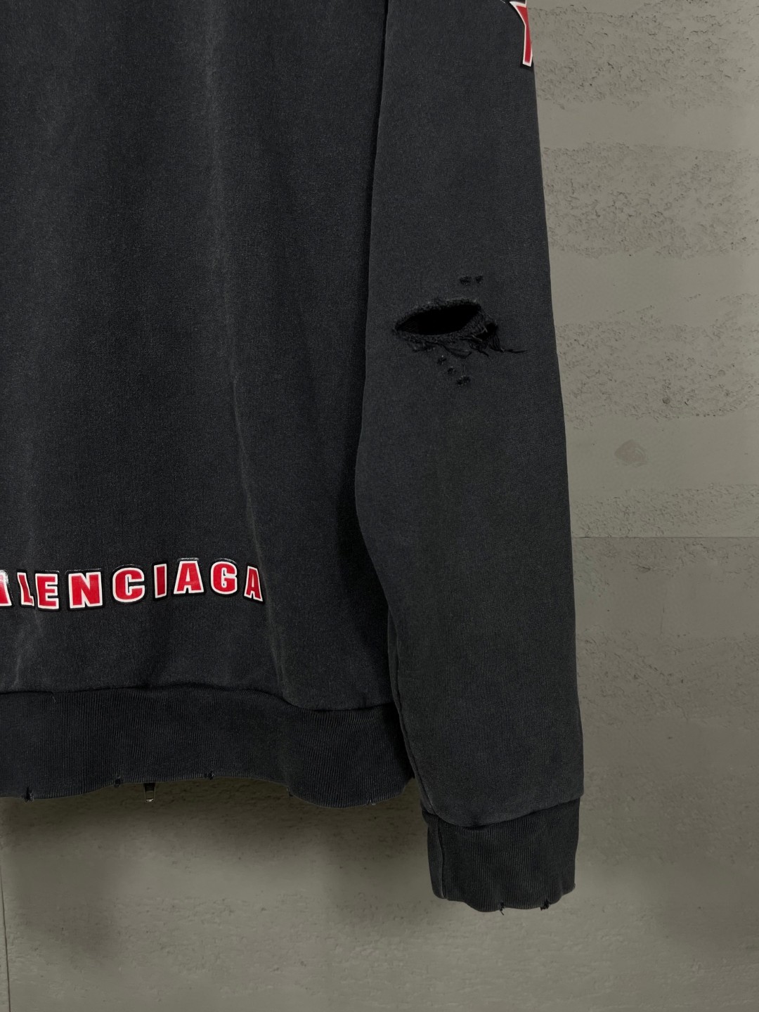 Balenciaga 巴黎世家 双环logo组合赛车服系列印花洗水做旧拉链连帽卫衣 外套 长袖 黑色 B0 826162TSVE11041