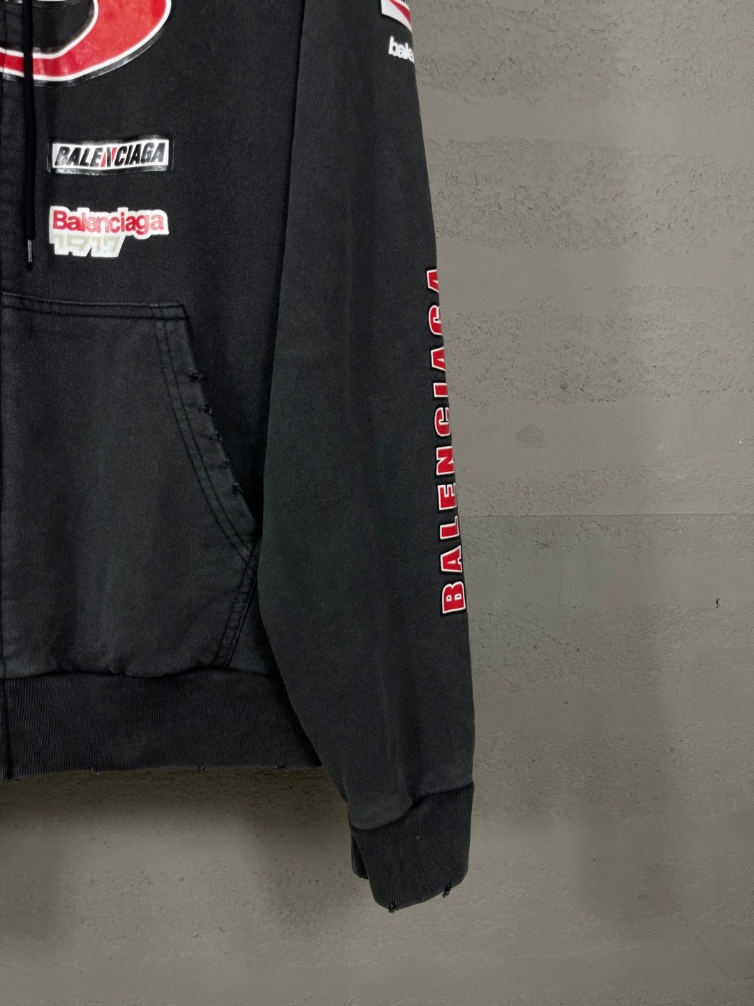 Balenciaga 巴黎世家 双环logo组合赛车服系列印花洗水做旧拉链连帽卫衣 外套 长袖 黑色 B0 826162TSVE11041