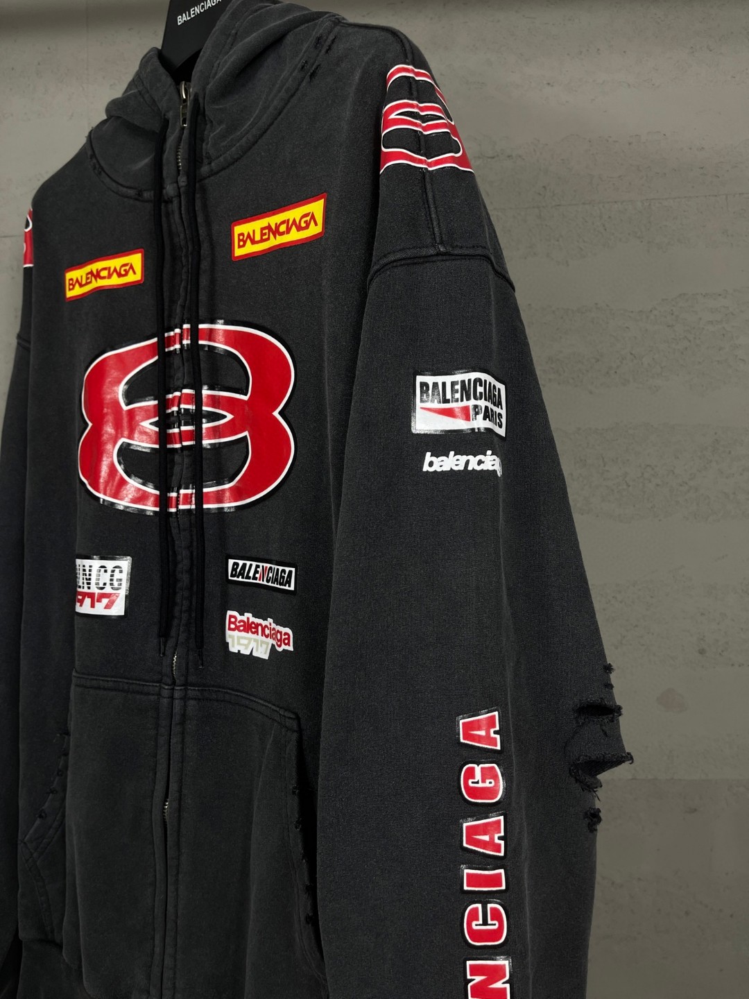 Balenciaga 巴黎世家 双环logo组合赛车服系列印花洗水做旧拉链连帽卫衣 外套 长袖 黑色 B0 826162TSVE11041