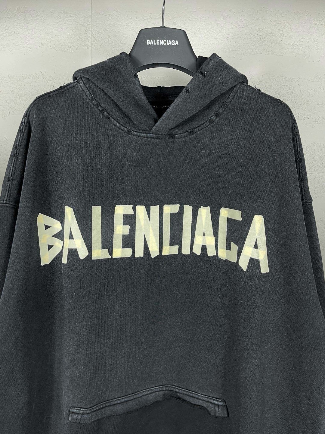 Balenciaga 巴黎世家 胶带直喷印花连帽卫衣 外套 长袖 黑灰色 B0 744190TOVB11055