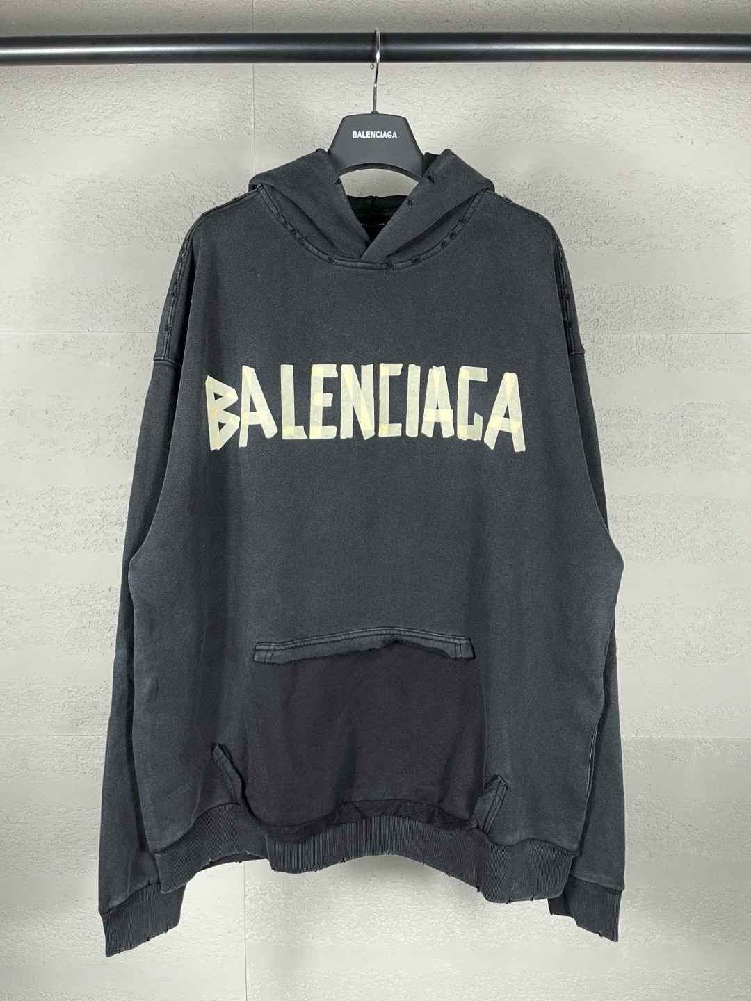 Balenciaga 巴黎世家 胶带直喷印花连帽卫衣 外套 长袖 黑灰色 B0 744190TOVB11055