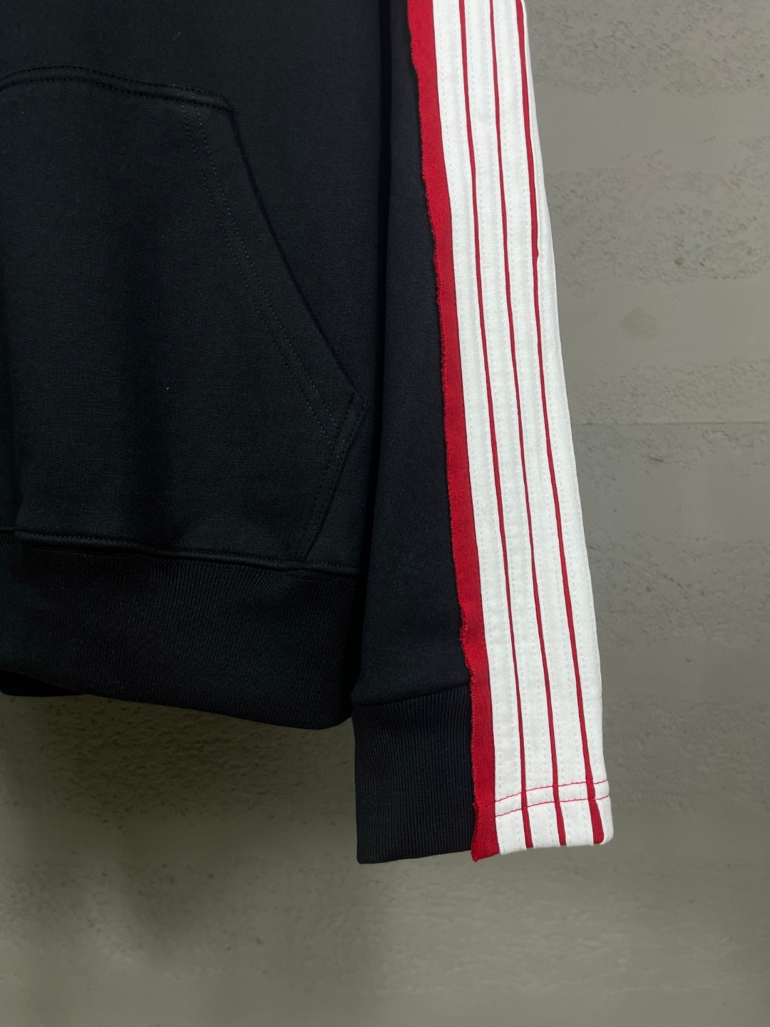 Balenciaga 巴黎世家 肩袖拼色胸口刺绣双环logo连帽卫衣 外套 长袖 黑色 B0 829685TSVH11569