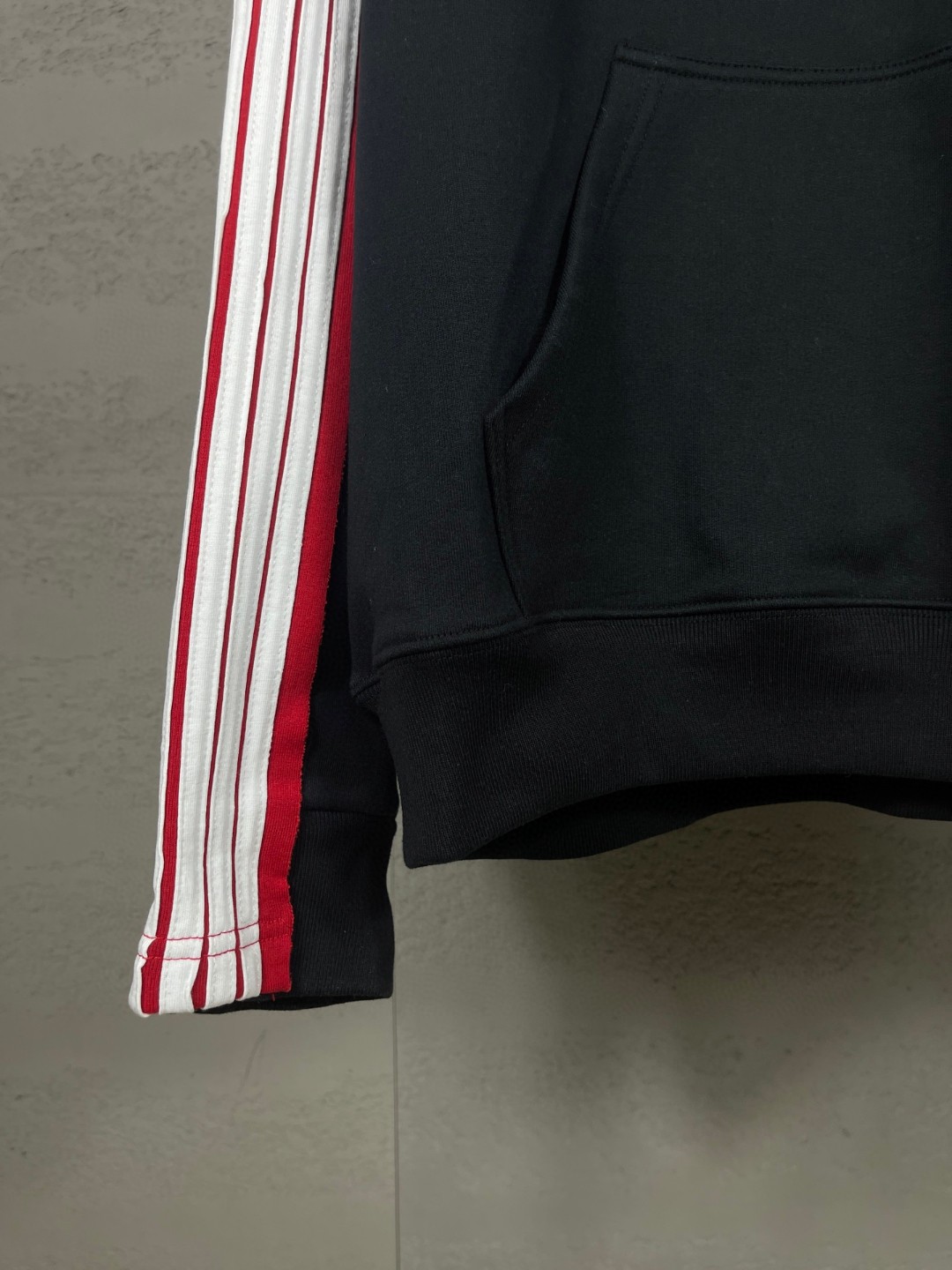 Balenciaga 巴黎世家 肩袖拼色胸口刺绣双环logo连帽卫衣 外套 长袖 黑色 B0 829685TSVH11569