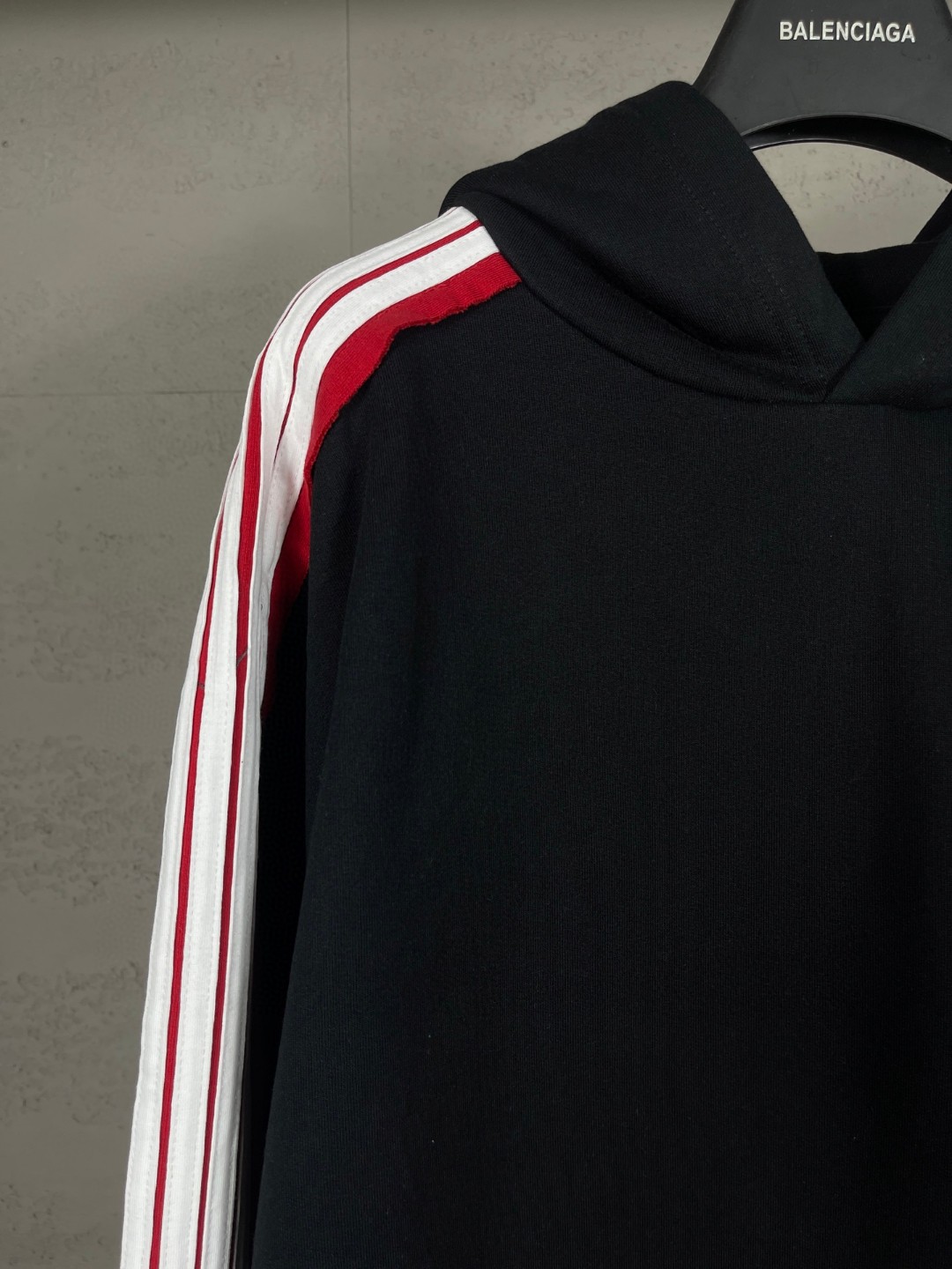 Balenciaga 巴黎世家 肩袖拼色胸口刺绣双环logo连帽卫衣 外套 长袖 黑色 B0 829685TSVH11569