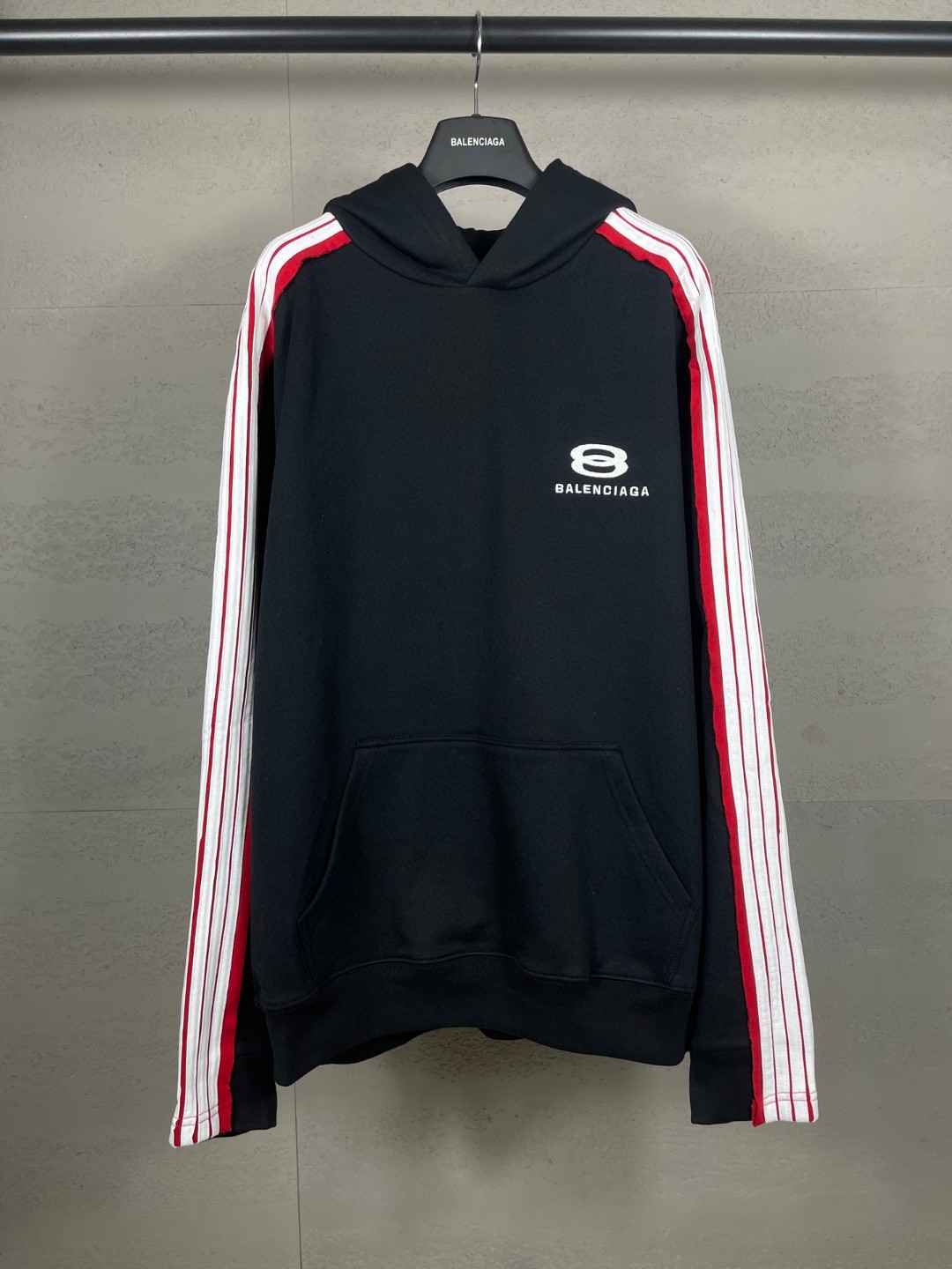 Balenciaga 巴黎世家 肩袖拼色胸口刺绣双环logo连帽卫衣 外套 长袖 黑色 B0 829685TSVH11569