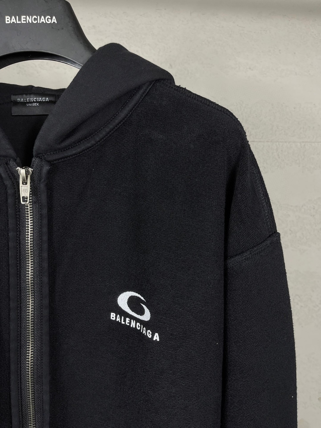 Balenciaga 巴黎世家 经典logo反面刺绣洗水做旧磨烂拉链连帽卫衣 外套 长袖 黑色 B0 808339TRVF31055