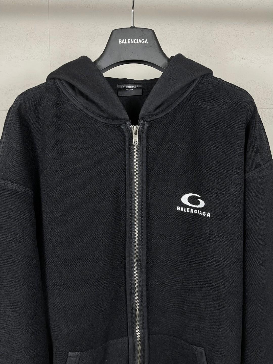 Balenciaga 巴黎世家 经典logo反面刺绣洗水做旧磨烂拉链连帽卫衣 外套 长袖 黑色 B0 808339TRVF31055
