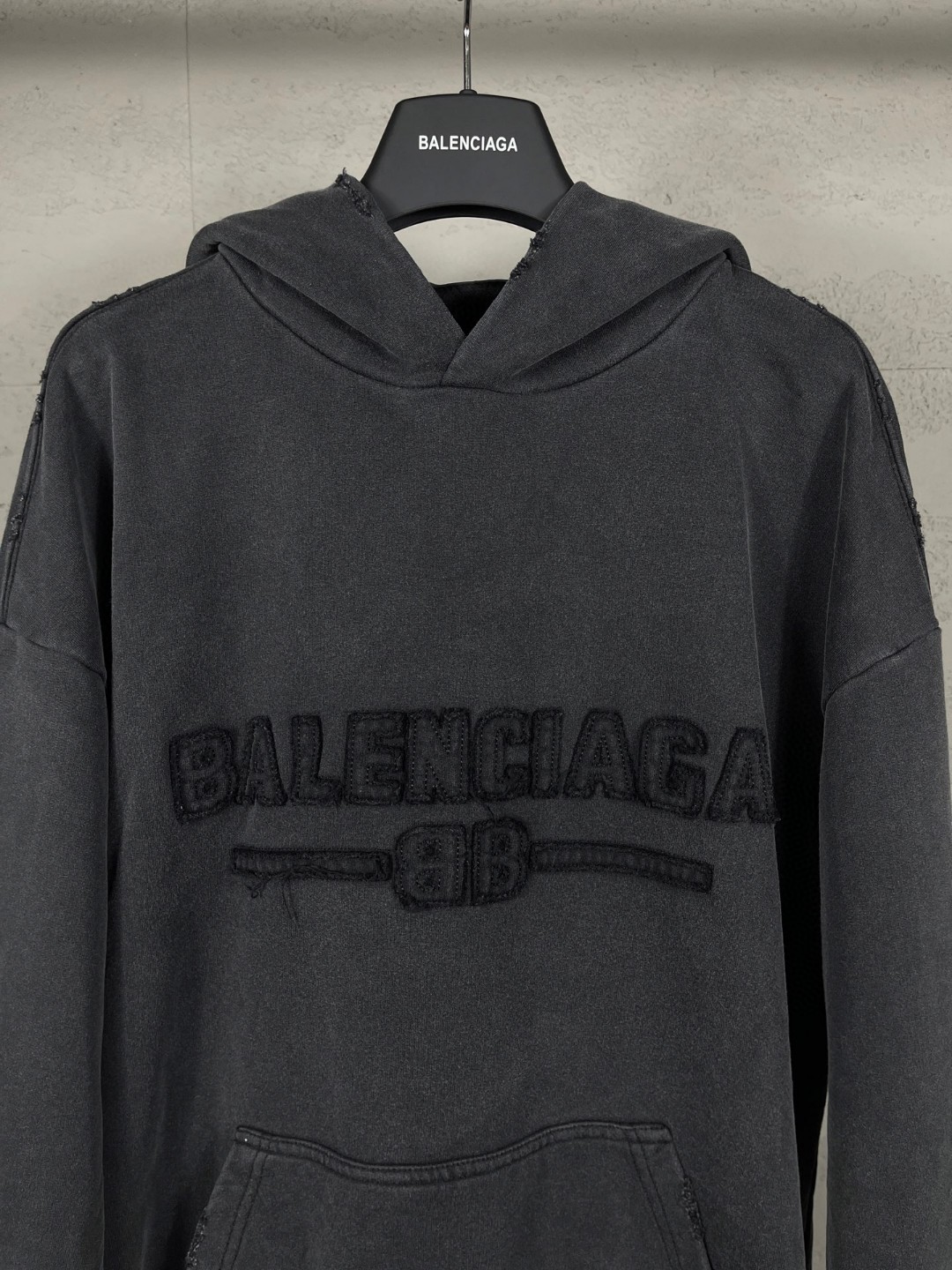 Balenciaga 巴黎世家 字母logo胸前贴布刺绣洗水磨烂拉链连帽卫衣 外套 长袖 黑色 B0 783397TSVA11041