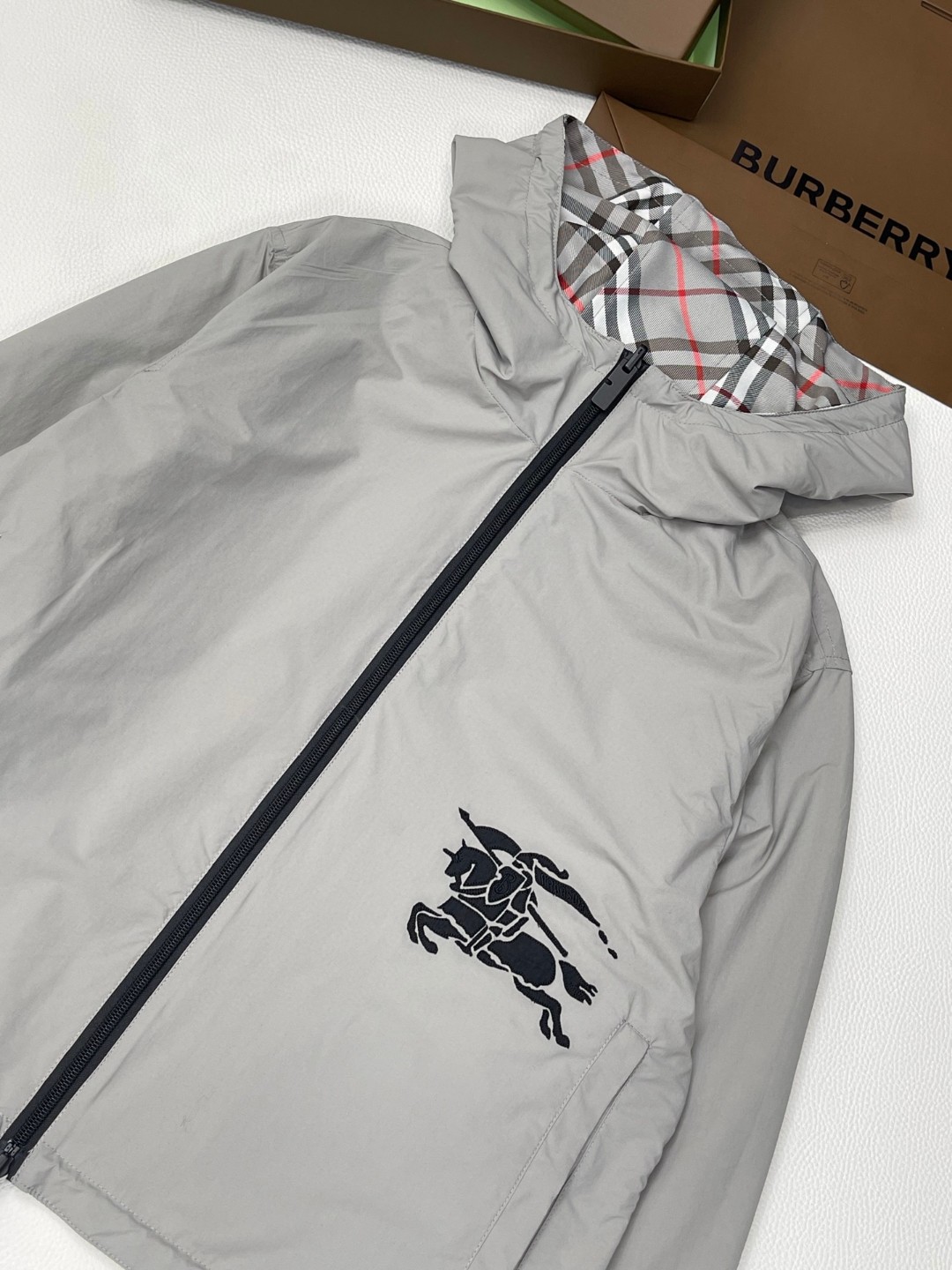 Burberry 巴宝莉 双面两穿格纹连帽外套 夹克 长袖 短款 红色 灰色 B5 881151591