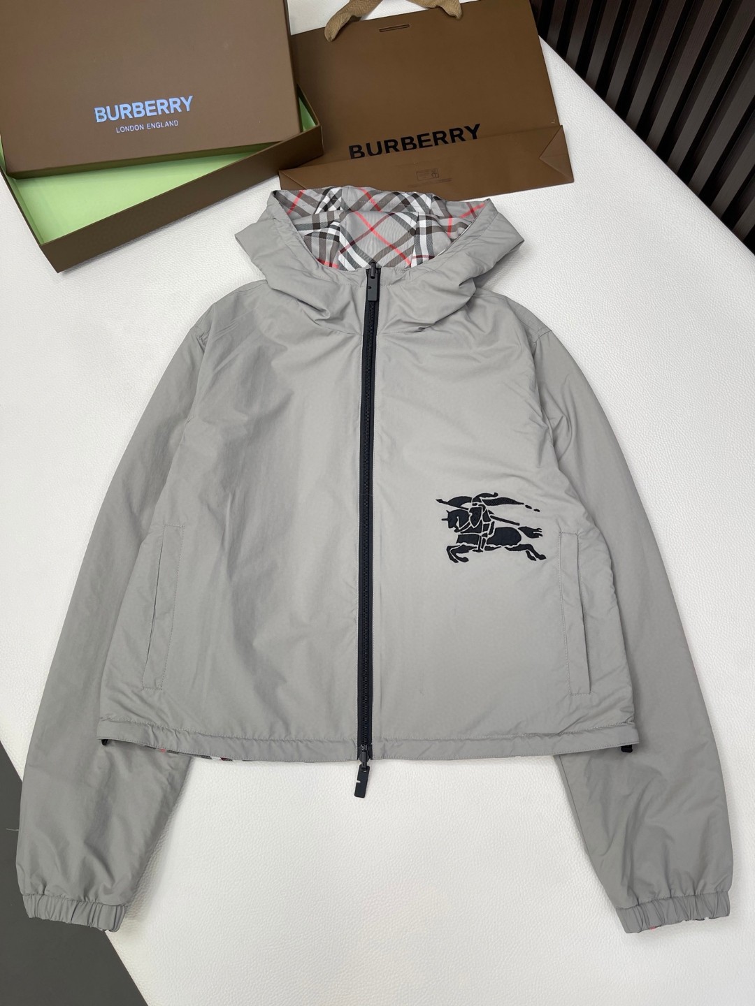 Burberry 巴宝莉 双面两穿格纹连帽外套 夹克 长袖 短款 红色 灰色 B5 881151591