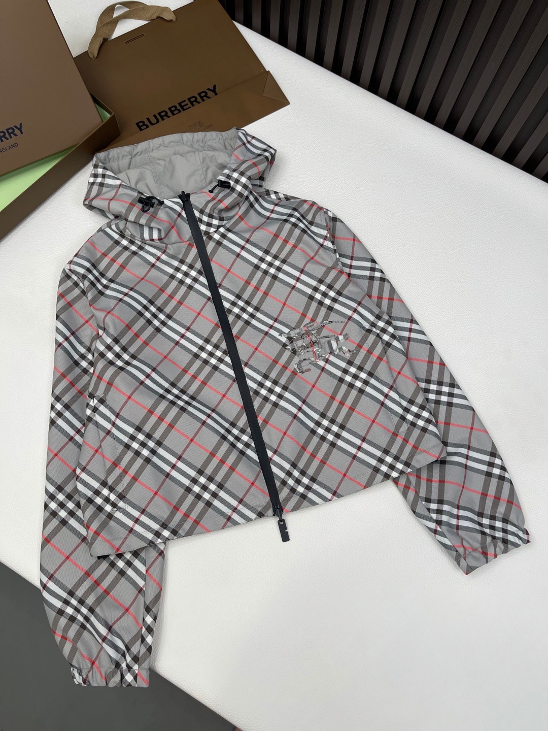 Burberry 巴宝莉 双面两穿格纹连帽外套 夹克 长袖 短款 红色 灰色 B5 881151591