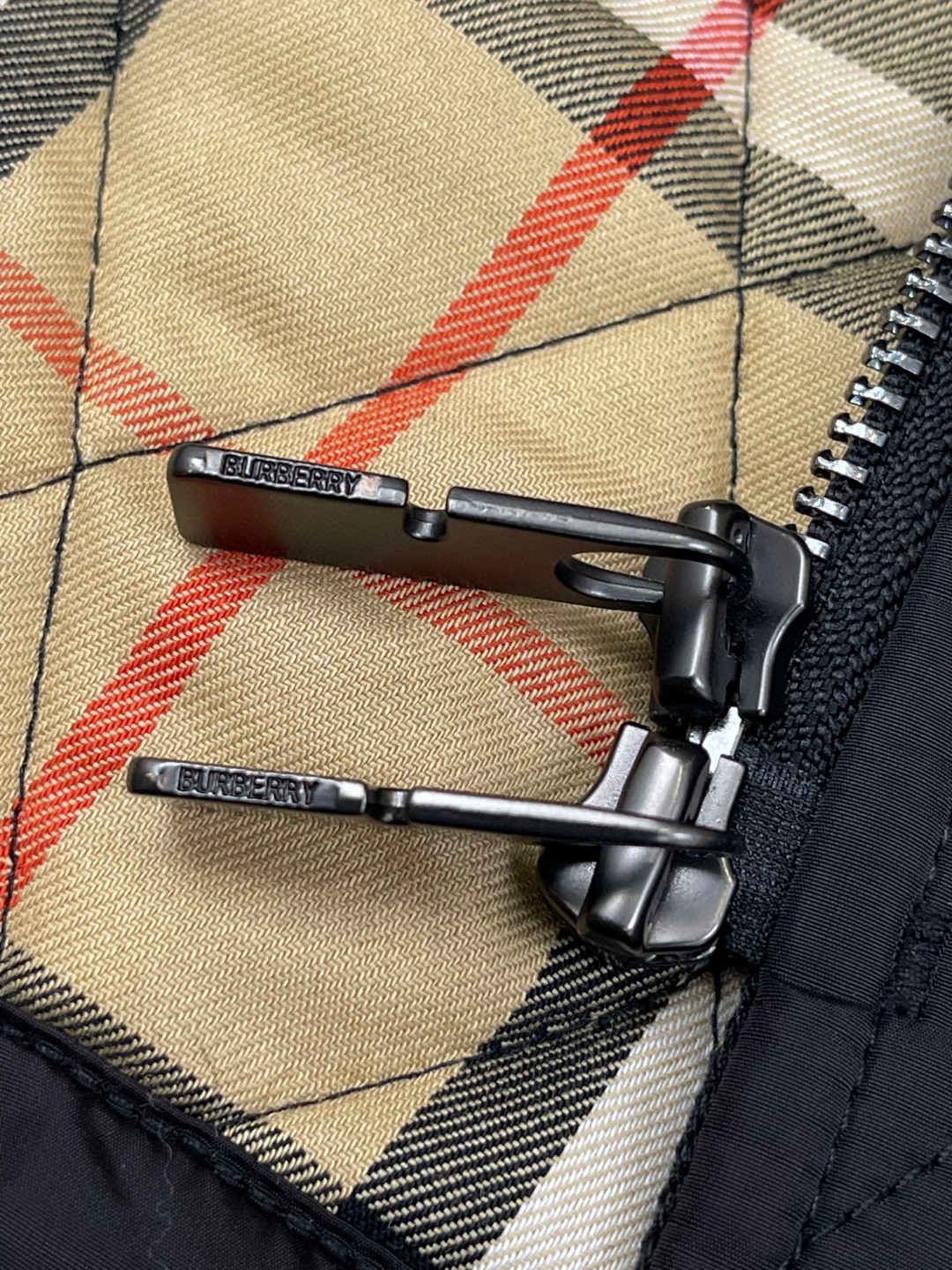 Burberry 巴宝莉 绗缝尼龙连帽外套 棉服 夹克 中长款 长袖 黑色 卡其色 C5 81105311