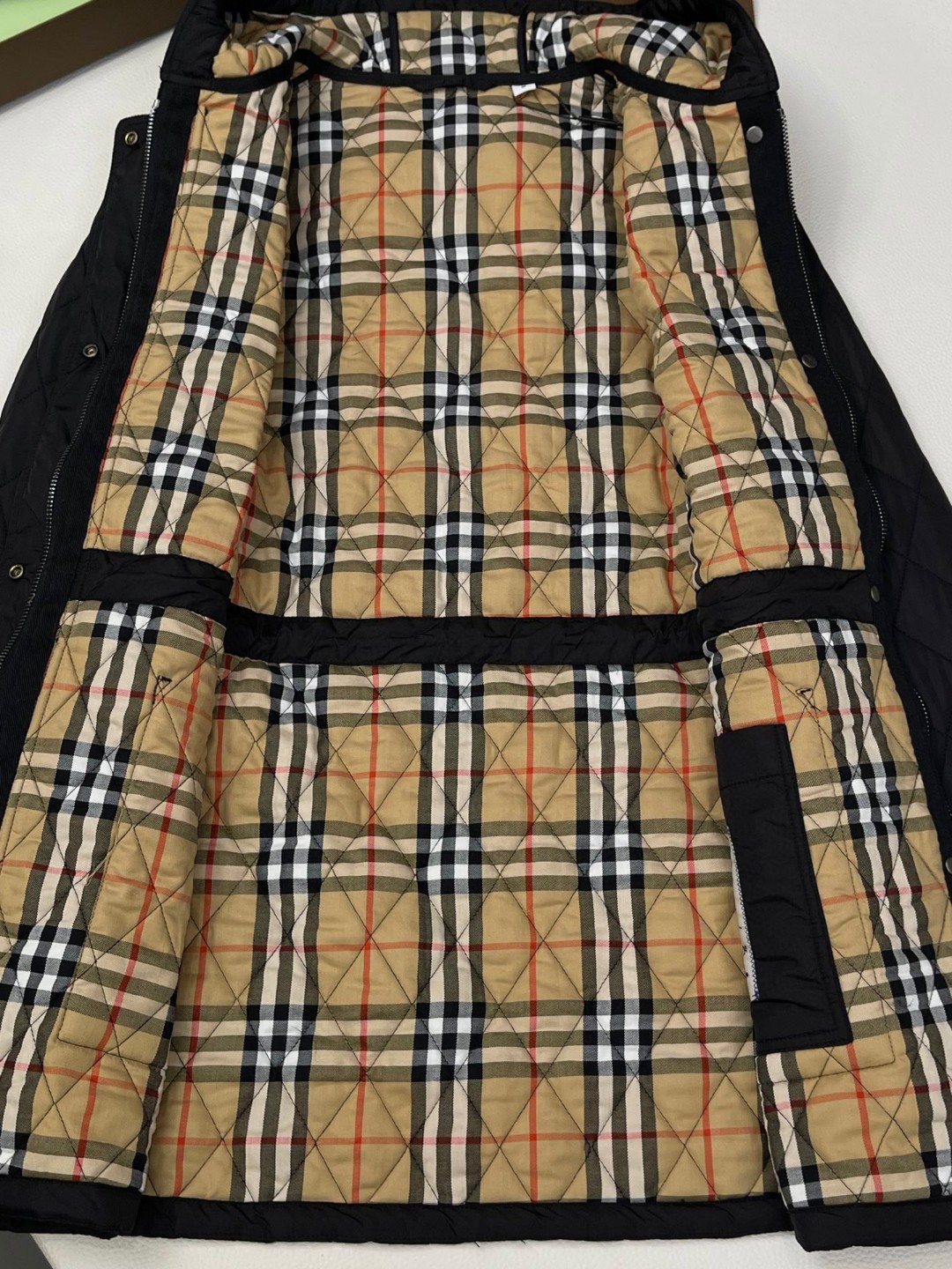 Burberry 巴宝莉 绗缝尼龙连帽外套 棉服 夹克 中长款 长袖 黑色 卡其色 C5 81105311