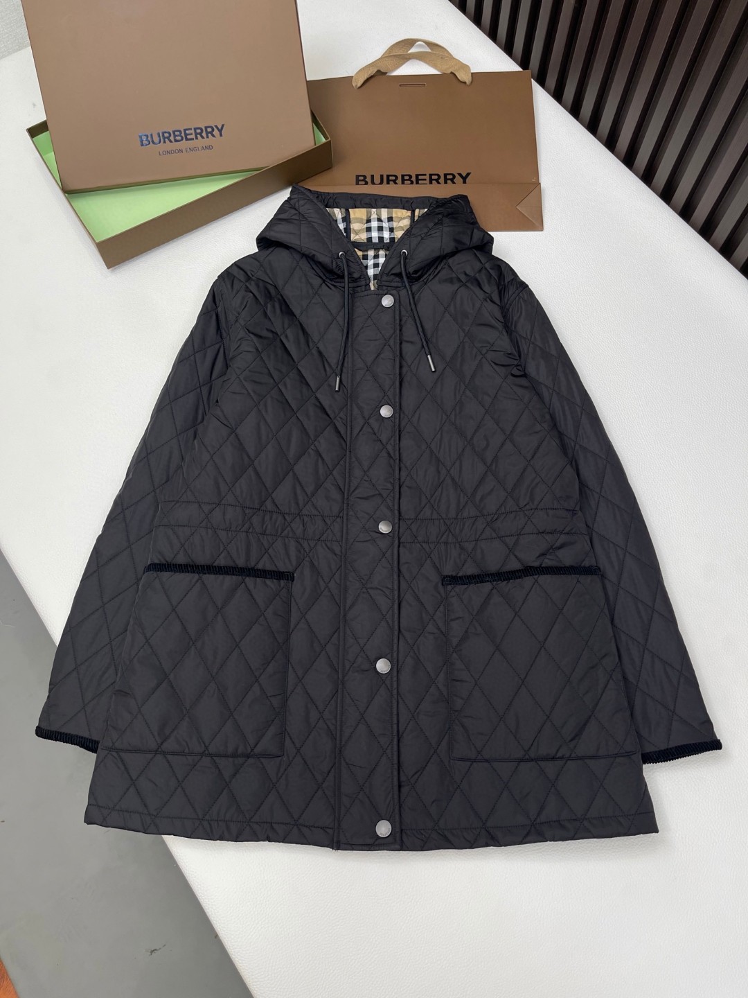 Burberry 巴宝莉 绗缝尼龙连帽外套 棉服 夹克 中长款 长袖 黑色 卡其色 C5 81105311