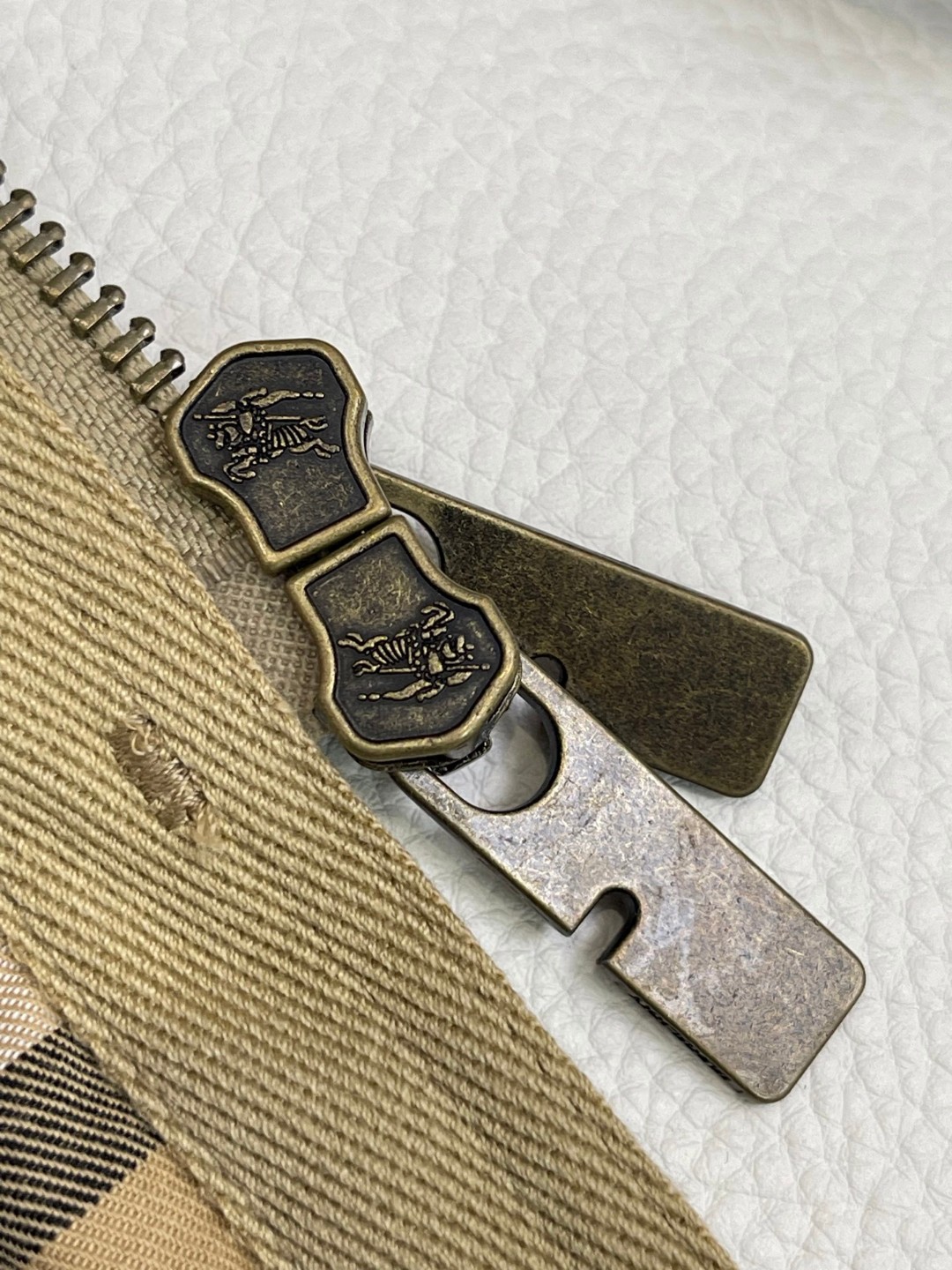 Burberry 巴宝莉 绗缝尼龙连帽外套 棉服 夹克 中长款 长袖 黑色 卡其色 C5 81105311