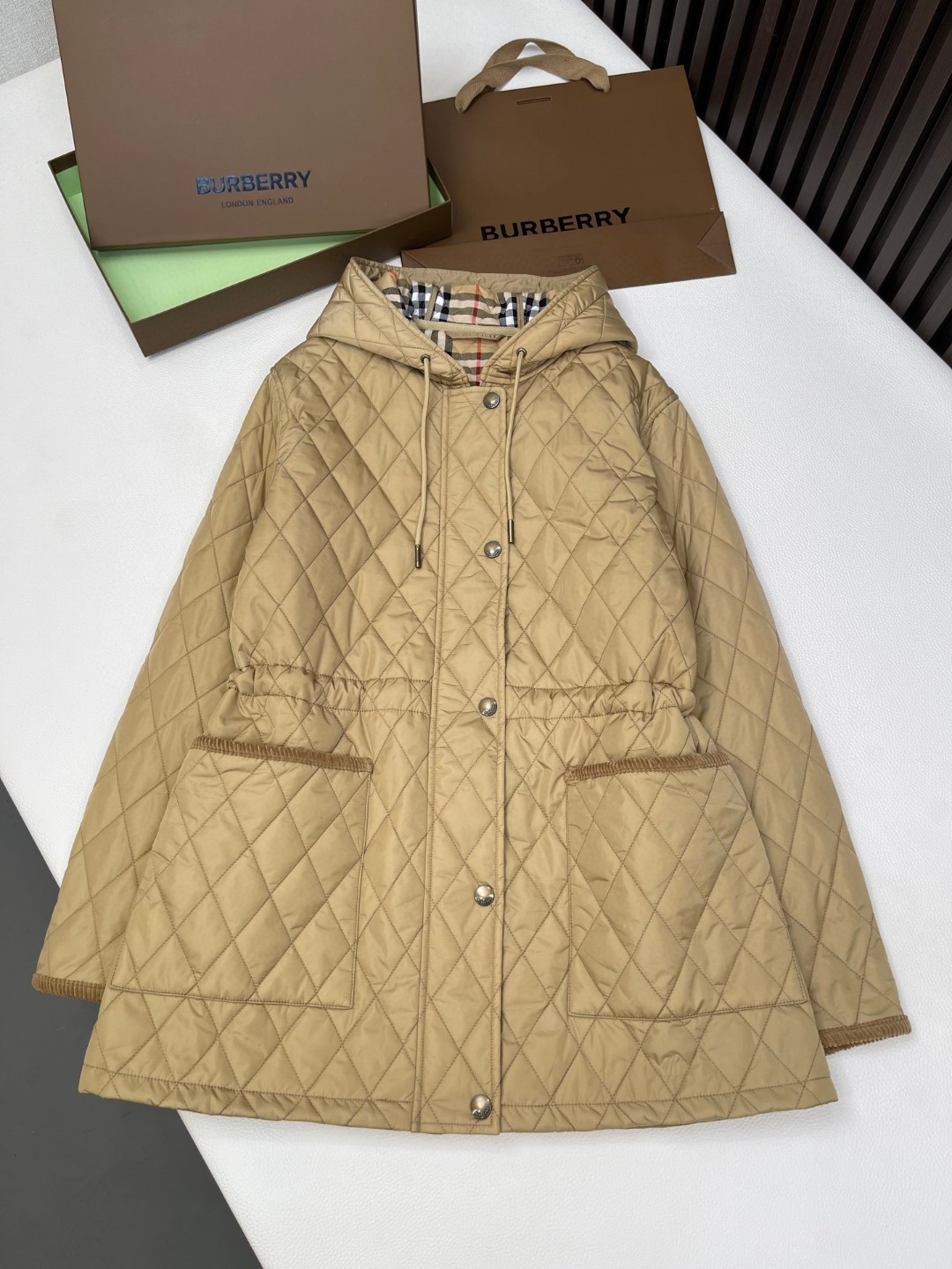Burberry 巴宝莉 绗缝尼龙连帽外套 棉服 夹克 中长款 长袖 黑色 卡其色 C5 81105311