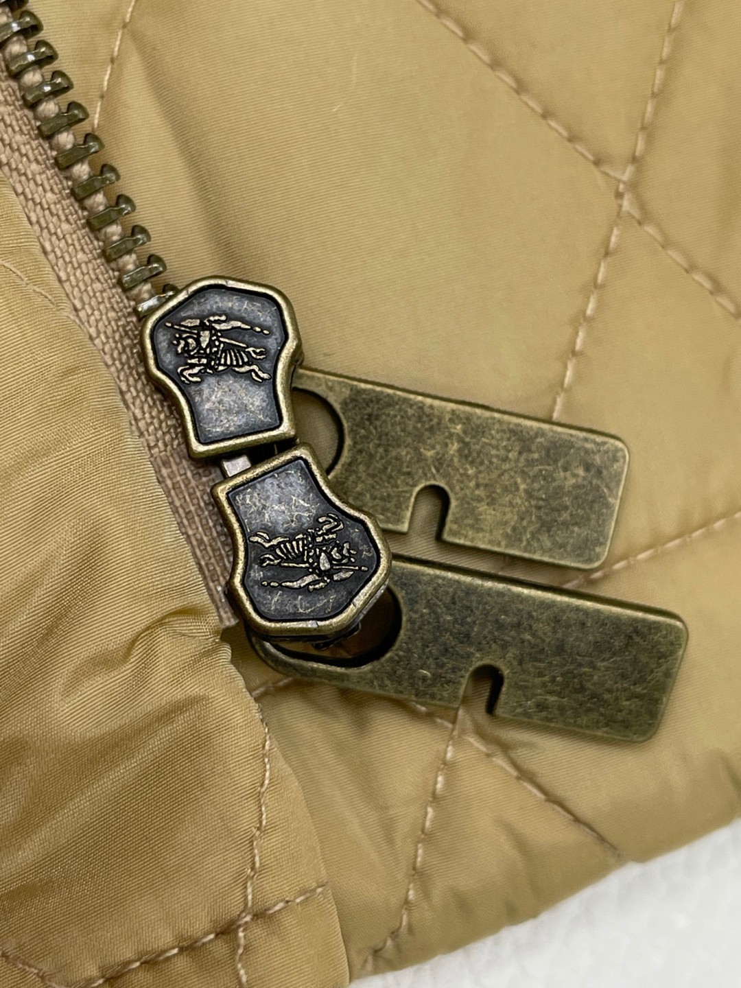 Burberry 巴宝莉 绗缝尼龙连帽外套 棉服 夹克 短款 长袖 白色 黑色 卡其色 C0 81103291