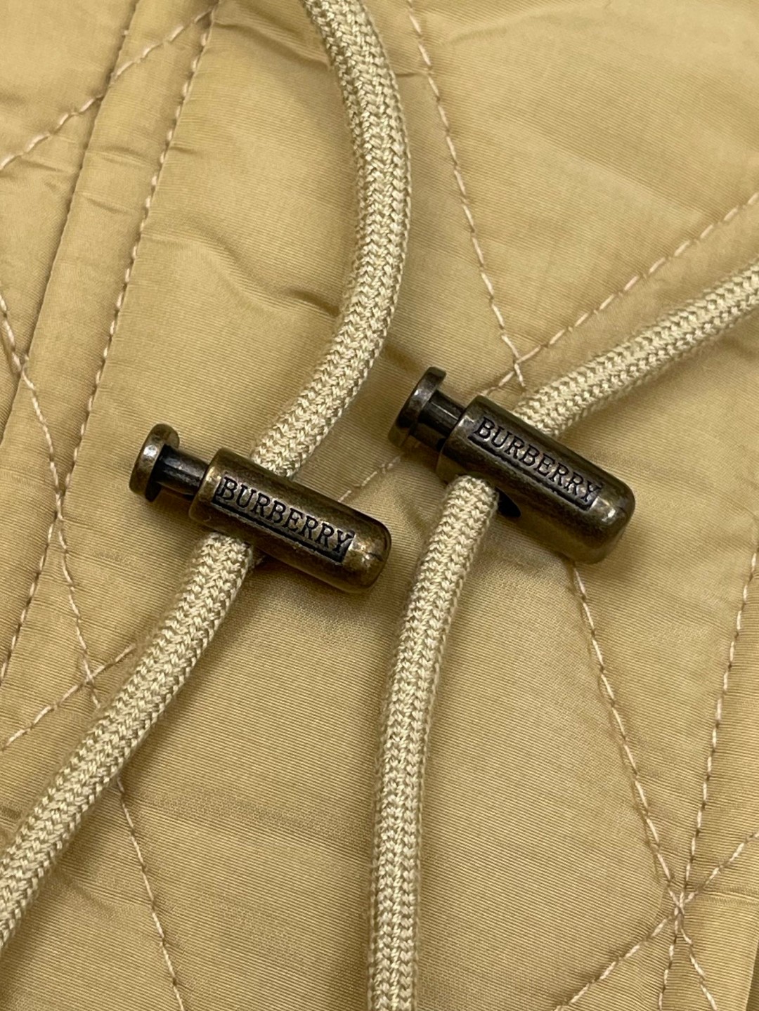 Burberry 巴宝莉 绗缝尼龙连帽外套 棉服 夹克 短款 长袖 白色 黑色 卡其色 C0 81103291