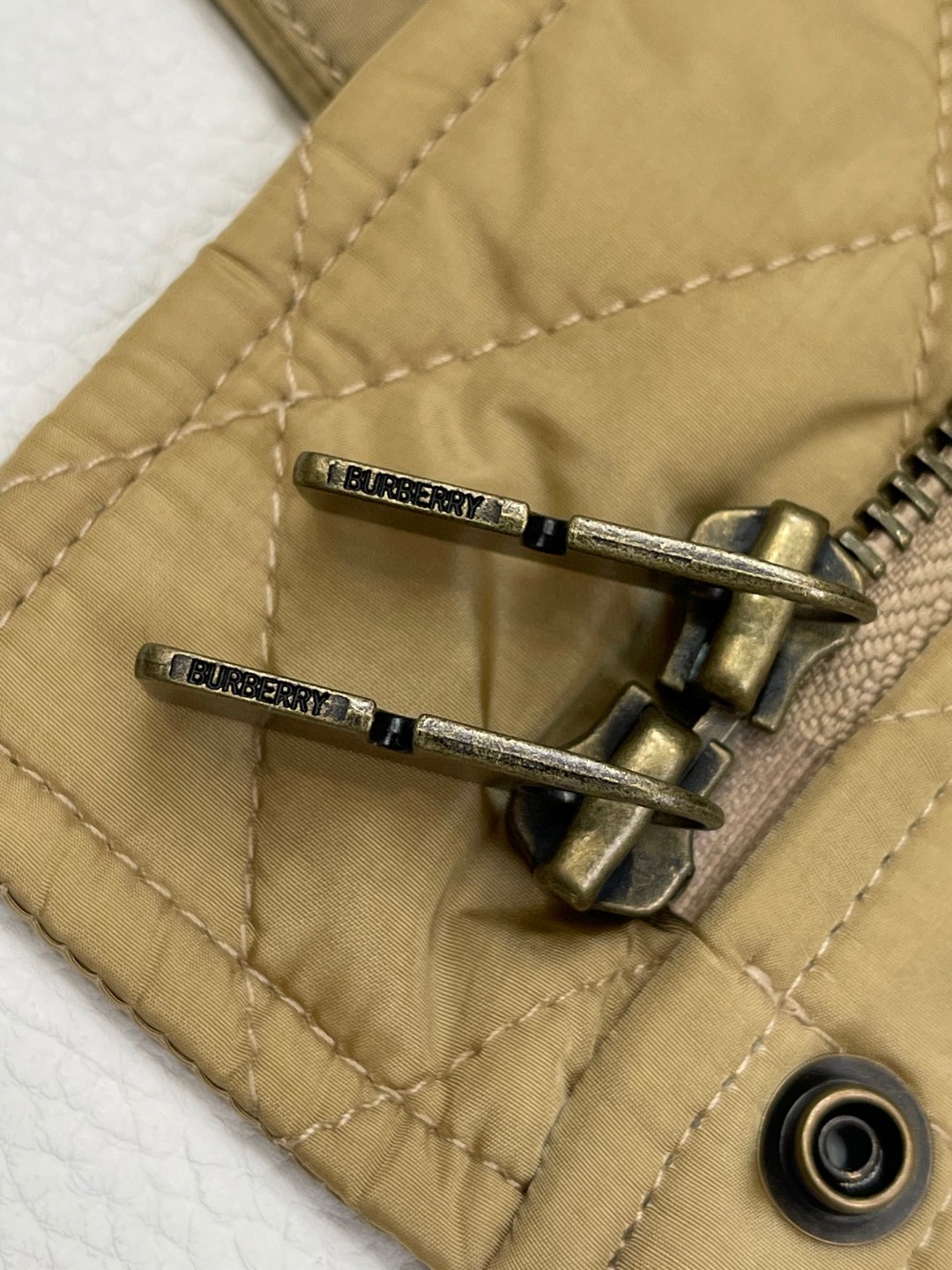 Burberry 巴宝莉 绗缝尼龙连帽外套 棉服 夹克 短款 长袖 白色 黑色 卡其色 C0 81103291