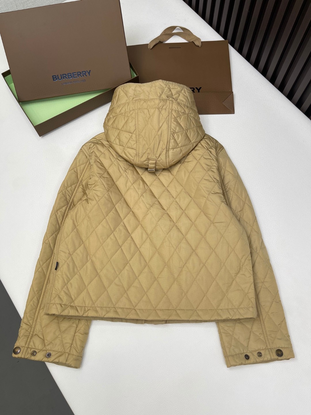 Burberry 巴宝莉 绗缝尼龙连帽外套 棉服 夹克 短款 长袖 白色 黑色 卡其色 C0 81103291