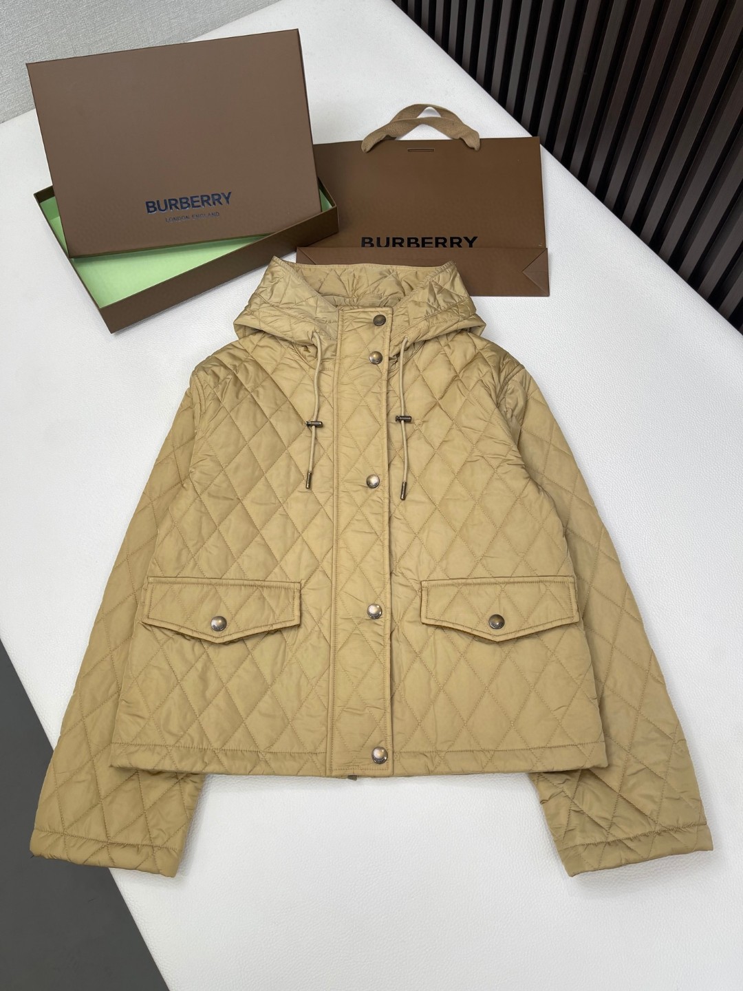 Burberry 巴宝莉 绗缝尼龙连帽外套 棉服 夹克 短款 长袖 白色 黑色 卡其色 C0 81103291