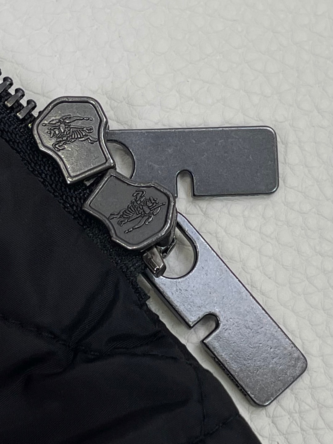 Burberry 巴宝莉 绗缝尼龙连帽外套 棉服 夹克 短款 长袖 白色 黑色 卡其色 C0 81103291