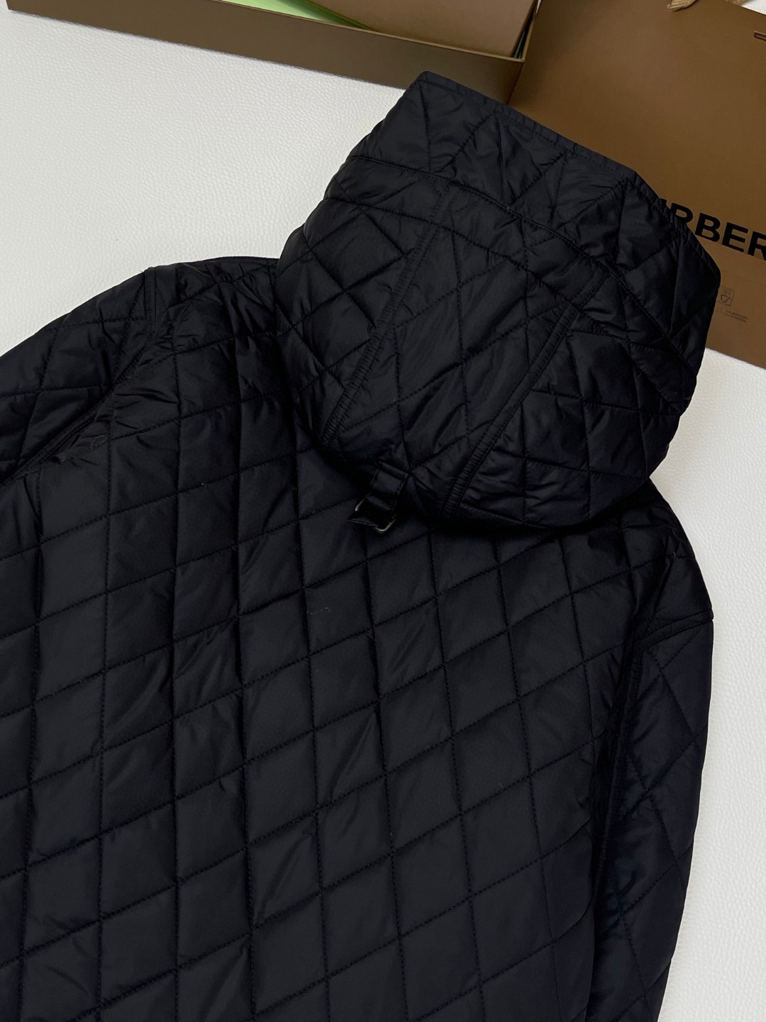 Burberry 巴宝莉 绗缝尼龙连帽外套 棉服 夹克 短款 长袖 白色 黑色 卡其色 C0 81103291