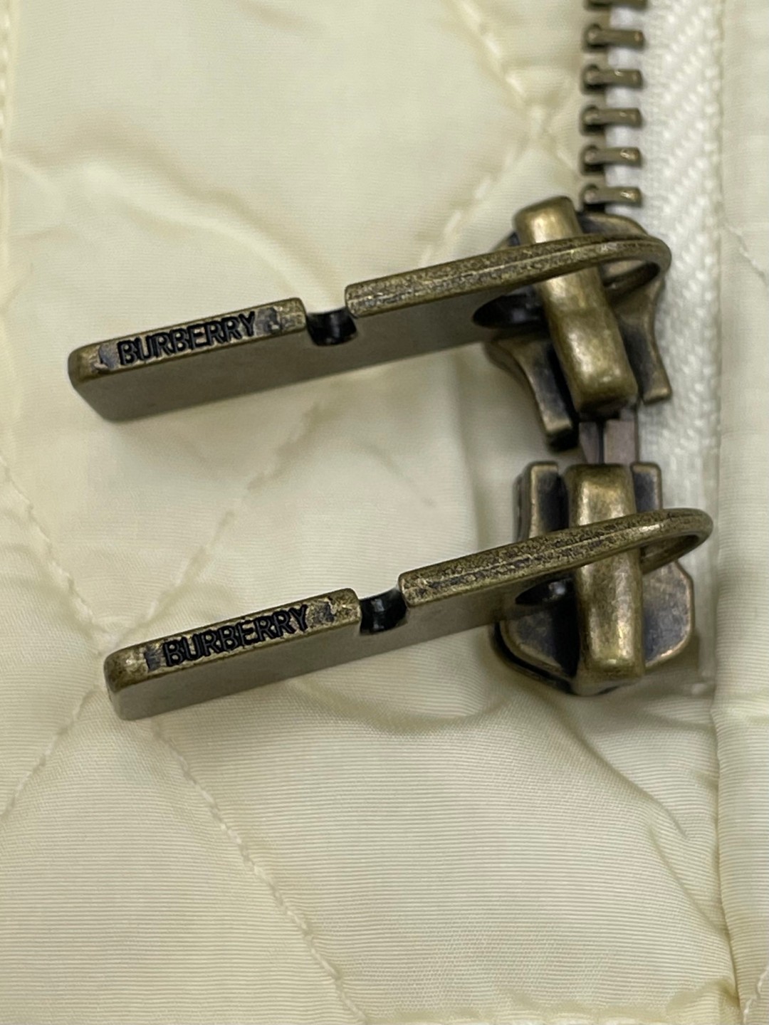 Burberry 巴宝莉 绗缝尼龙连帽外套 棉服 夹克 短款 长袖 白色 黑色 卡其色 C0 81103291