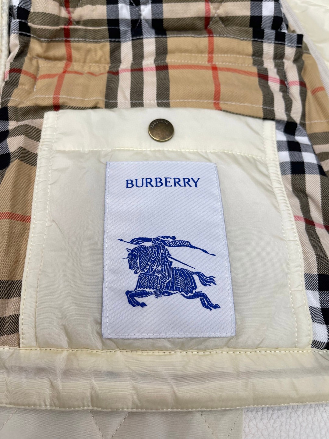 Burberry 巴宝莉 绗缝尼龙连帽外套 棉服 夹克 短款 长袖 白色 黑色 卡其色 C0 81103291