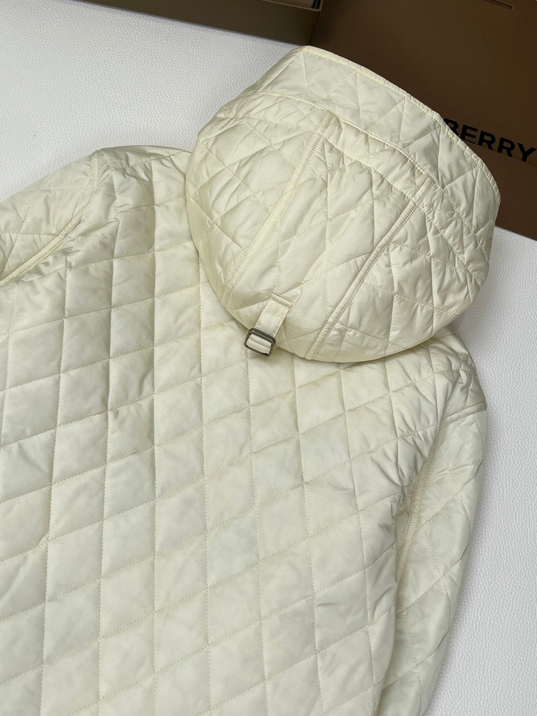Burberry 巴宝莉 绗缝尼龙连帽外套 棉服 夹克 短款 长袖 白色 黑色 卡其色 C0 81103291
