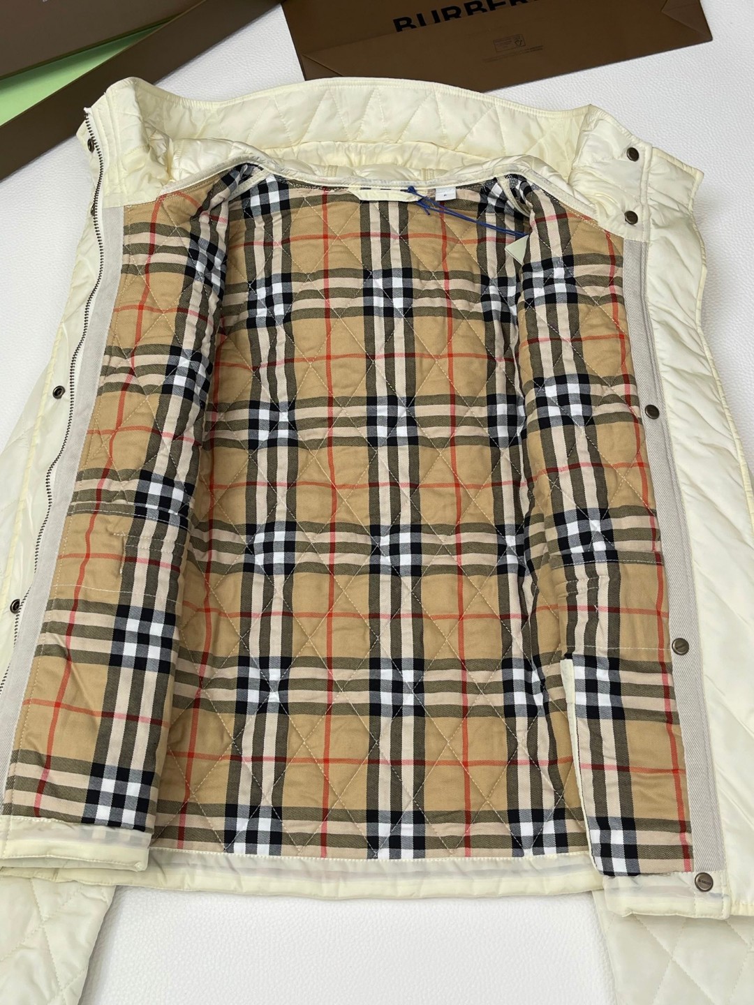 Burberry 巴宝莉 绗缝尼龙连帽外套 棉服 夹克 短款 长袖 白色 黑色 卡其色 C0 81103291