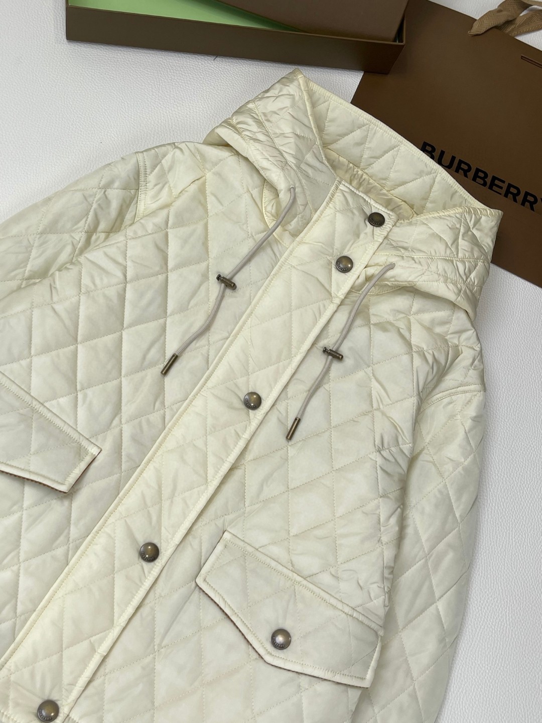 Burberry 巴宝莉 绗缝尼龙连帽外套 棉服 夹克 短款 长袖 白色 黑色 卡其色 C0 81103291