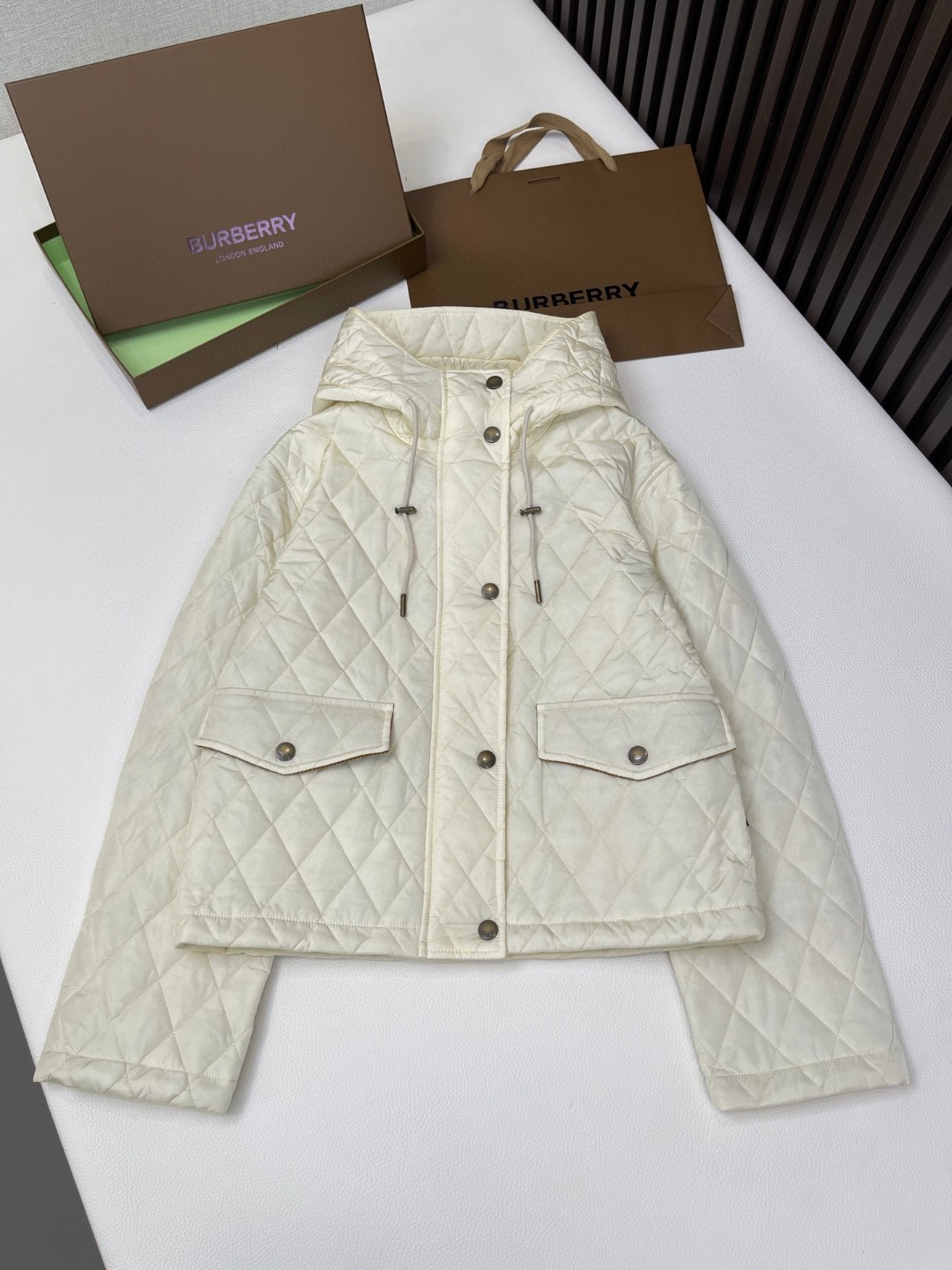 Burberry 巴宝莉 绗缝尼龙连帽外套 棉服 夹克 短款 长袖 白色 黑色 卡其色 C0 81103291